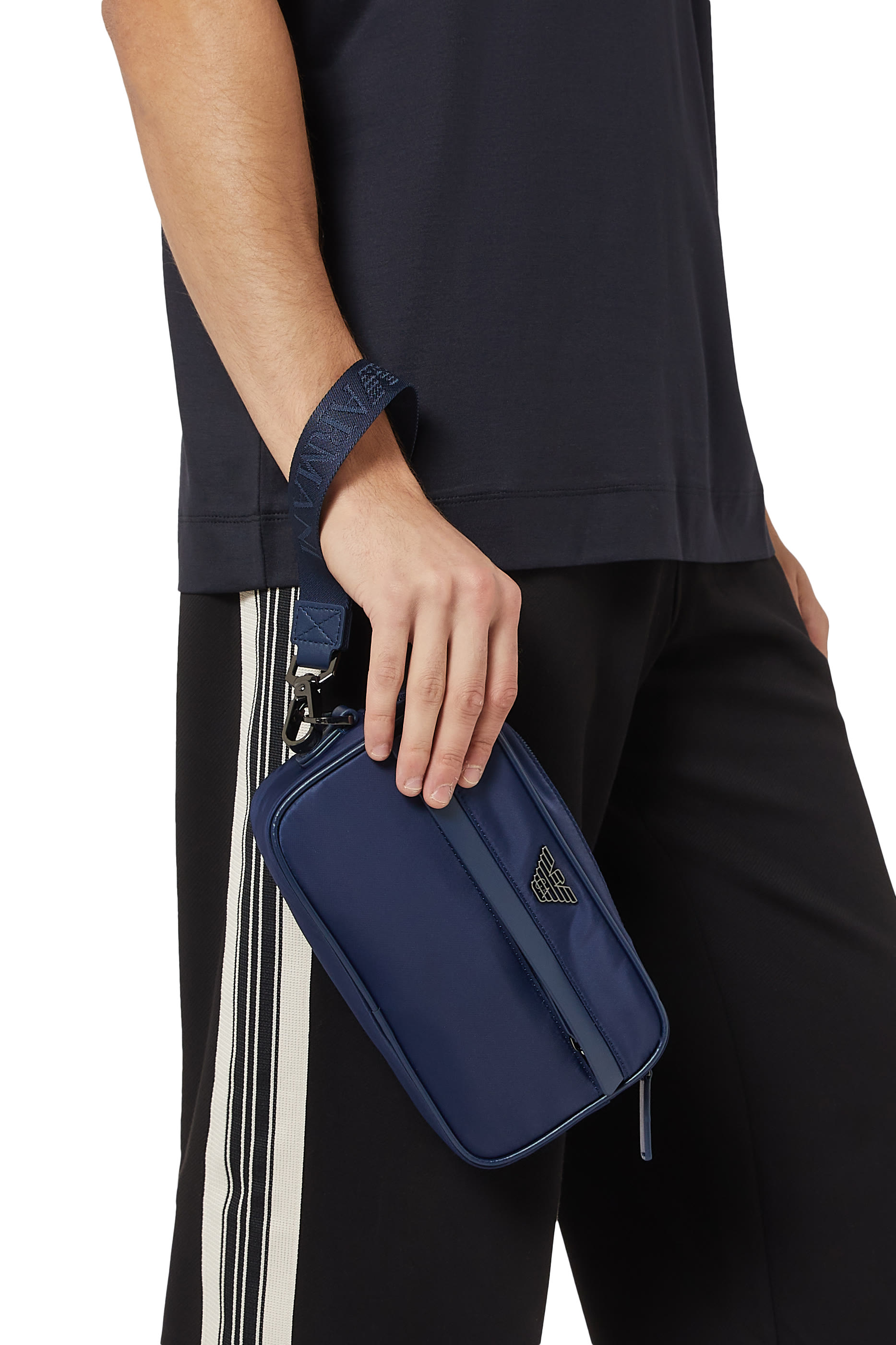 حقيبة مستحضرات العناية الشخصية بحلية معدنية بشعار الماركة