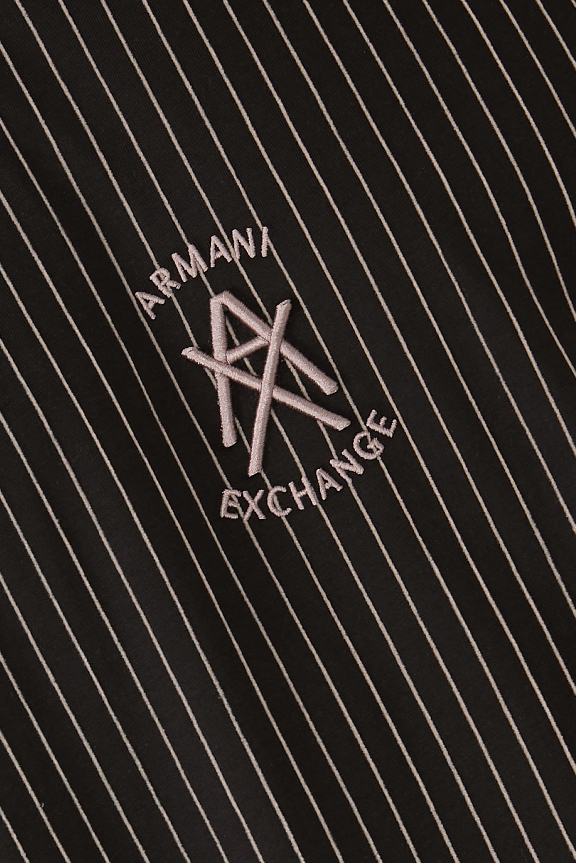 تيشيرت بنقشة خطوط وشعار الماركة