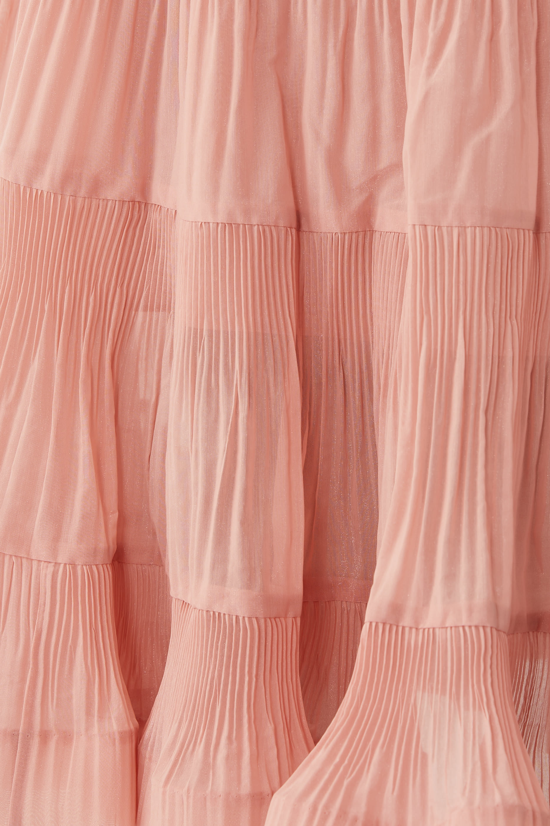 فستان متوسط الطول بطيات وكشكش