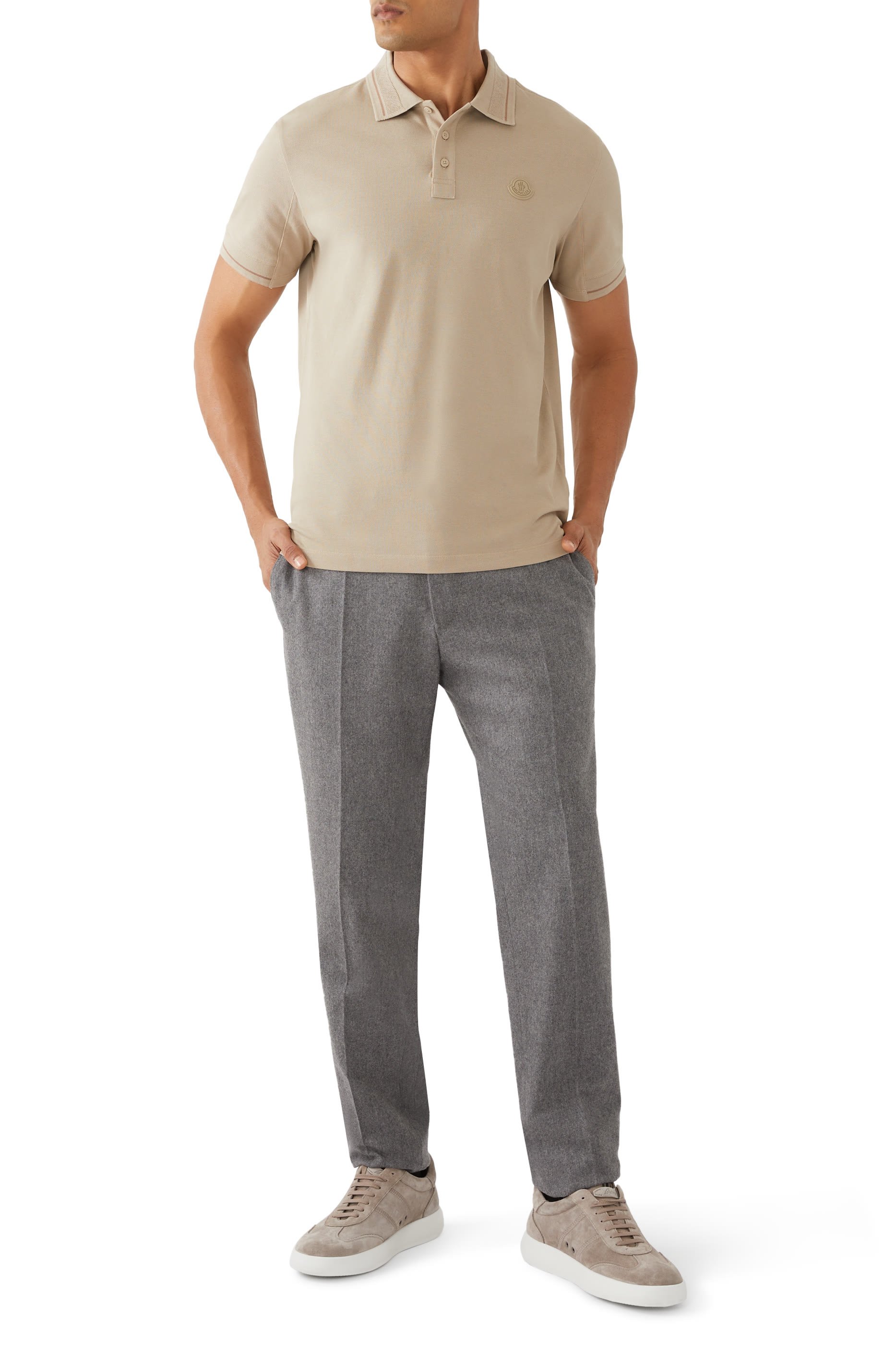 قميص بولو بأكمام قصيرة وشعار الماركة