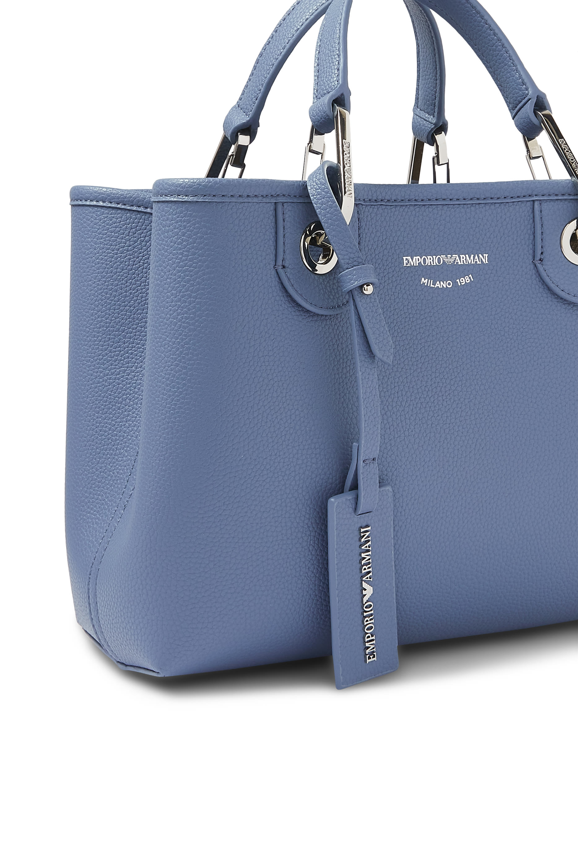 حقيبة يد مزينة بشعار الماركة