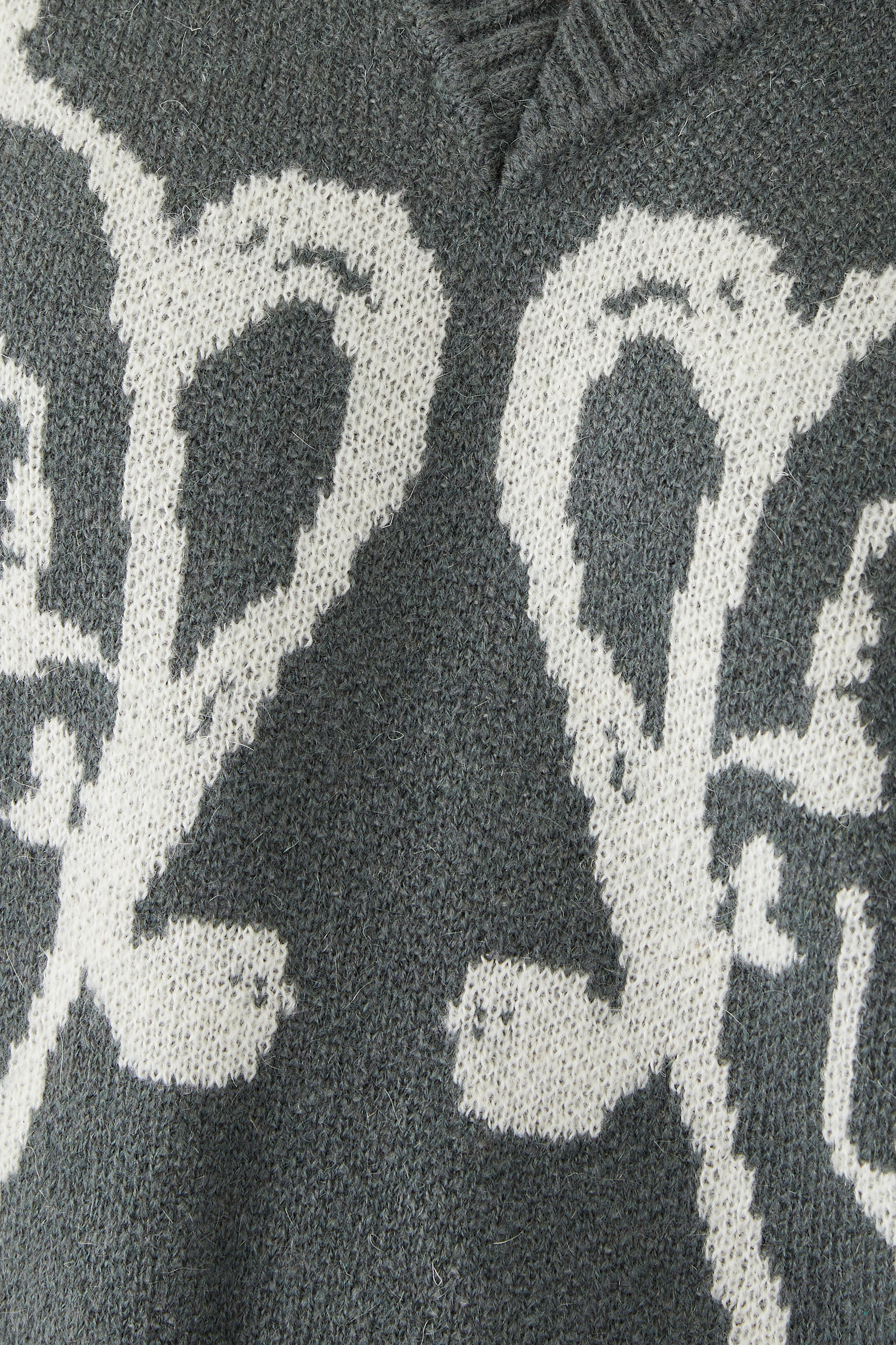 سترة بياقة على شكل حرف V بنقشة تصميم جرة يونانية