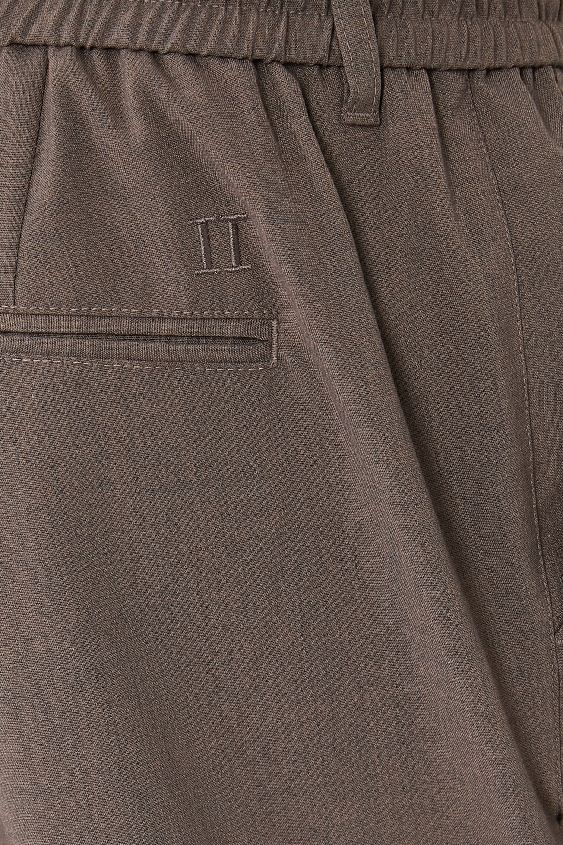 بنطال كومو بقصة ضيقة من الأسفل تويل خفيف الوزن