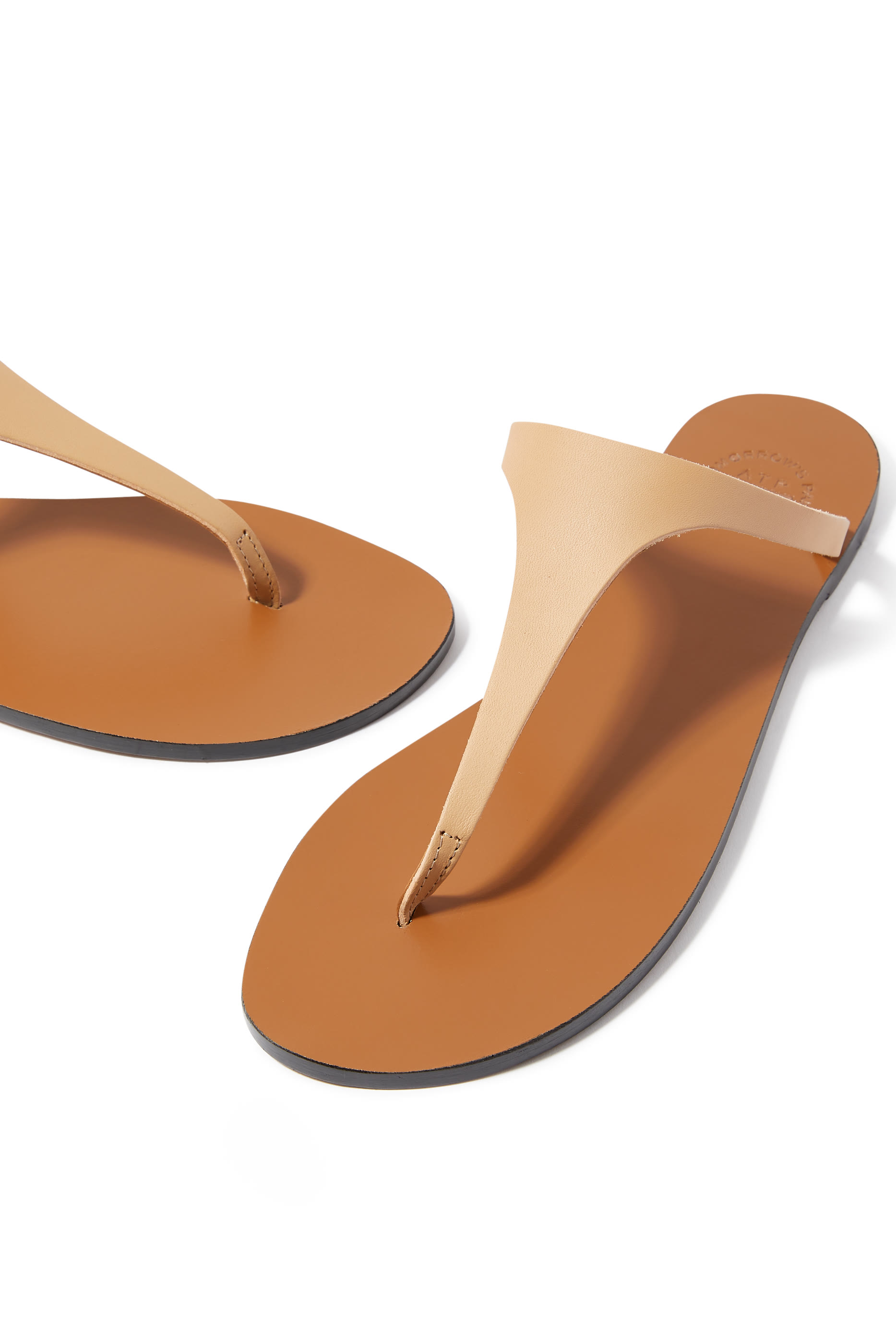 صندل بيشي بتصميم ثونغ بنعل مسطح