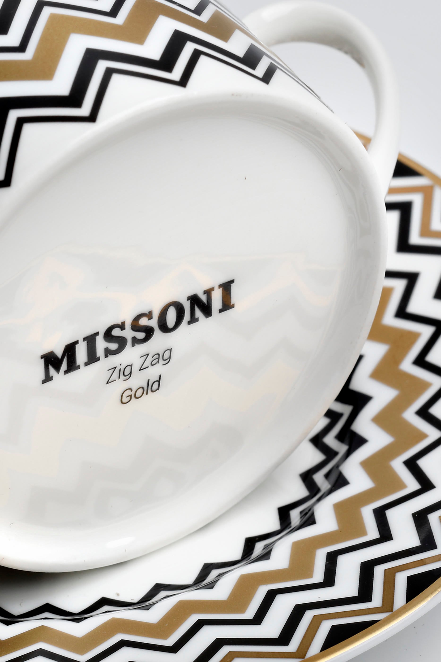 طقم فناجين وأطباق قهوة بنقشة خطوط متعرجة بتفاصيل ذهبية، 6 قطع