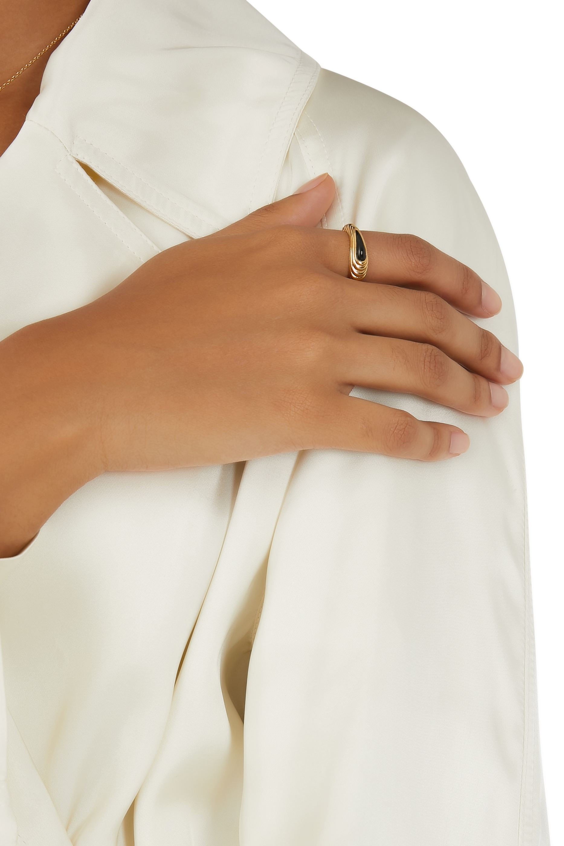 خاتم رفيع بحافة مموجة بارزة الملمس فضة إسترلينية مطلية بذهب عيار 18 وعقيق يماني