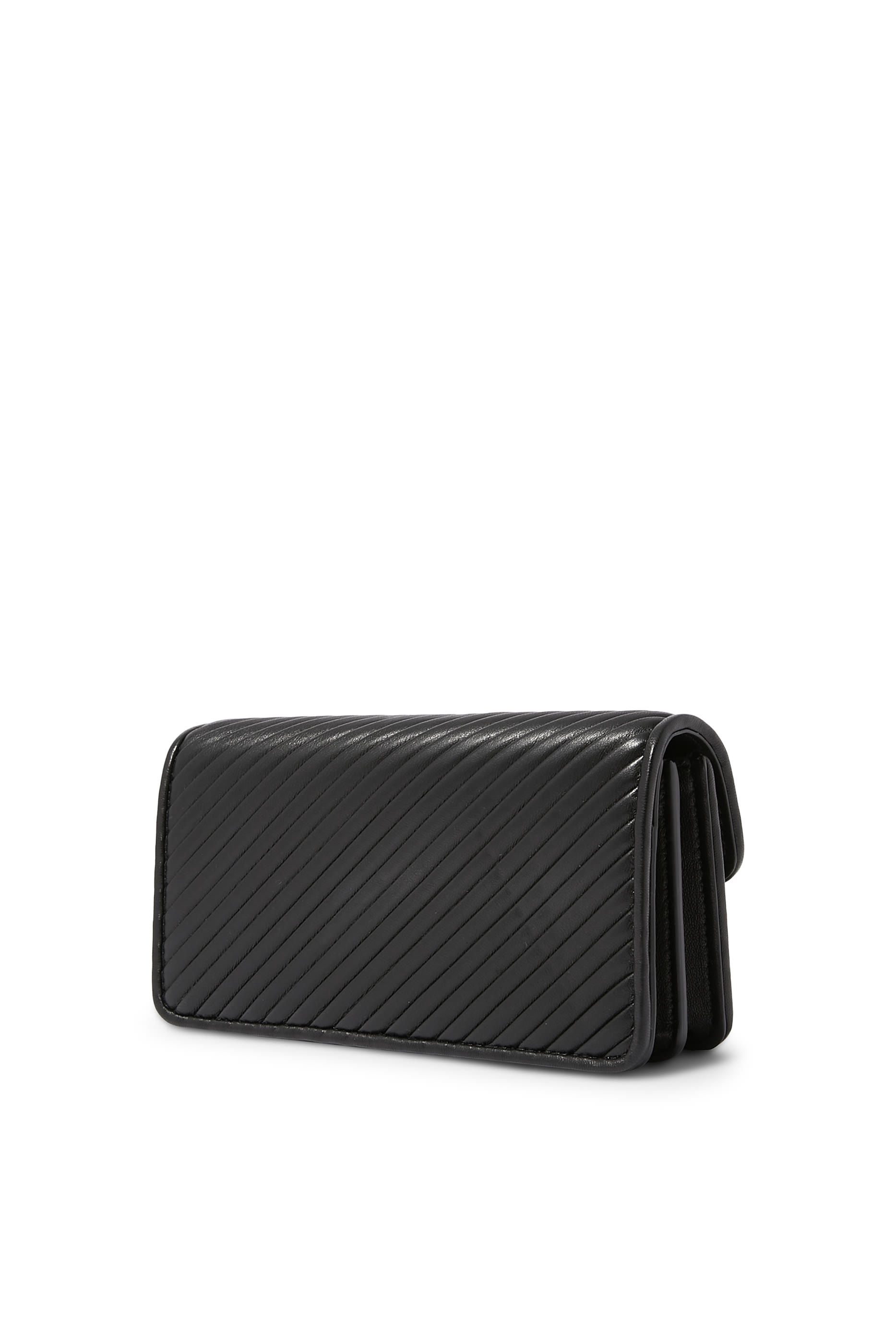 حقيبة صغيرة بشعار الماركة وسلسلة