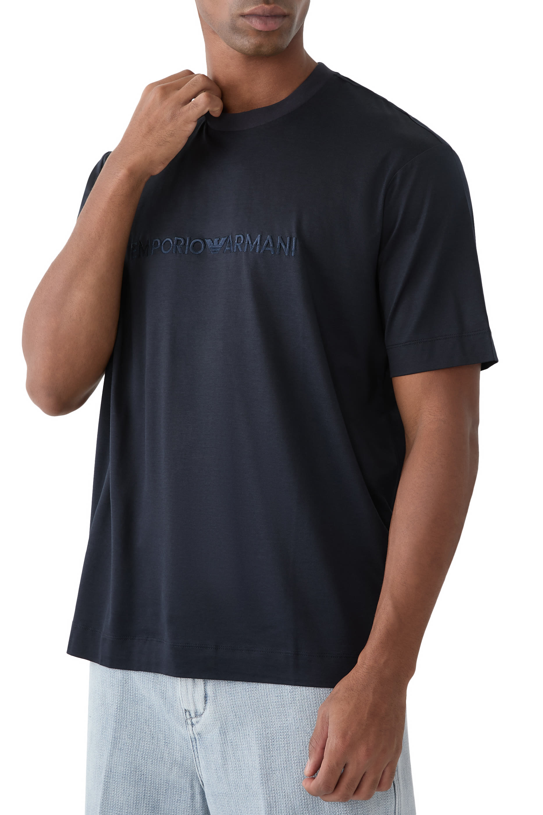 تيشيرت بأكمام قصيرة وشعار الماركة