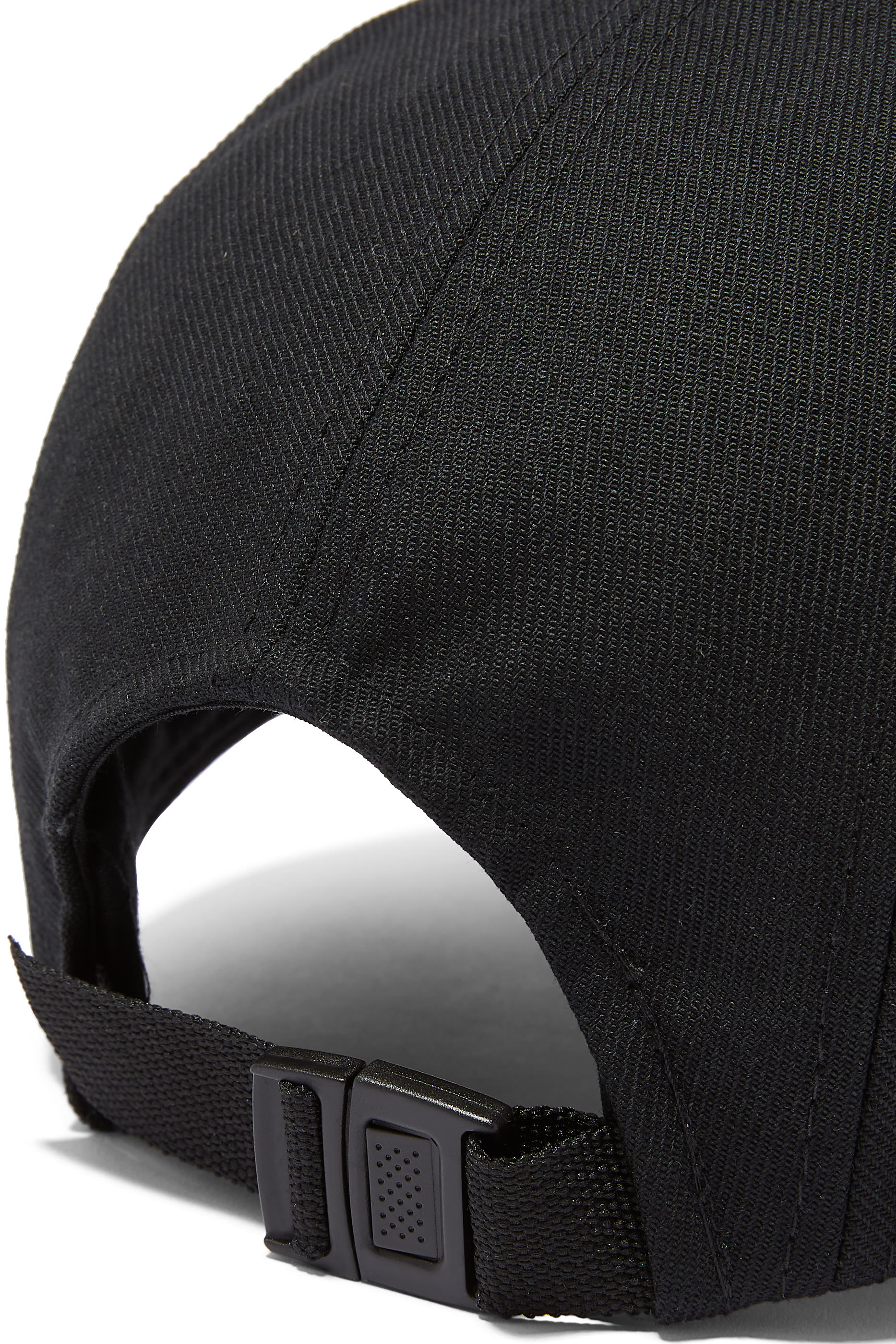 كاب مطرز مقسم بخمسة أجزاء