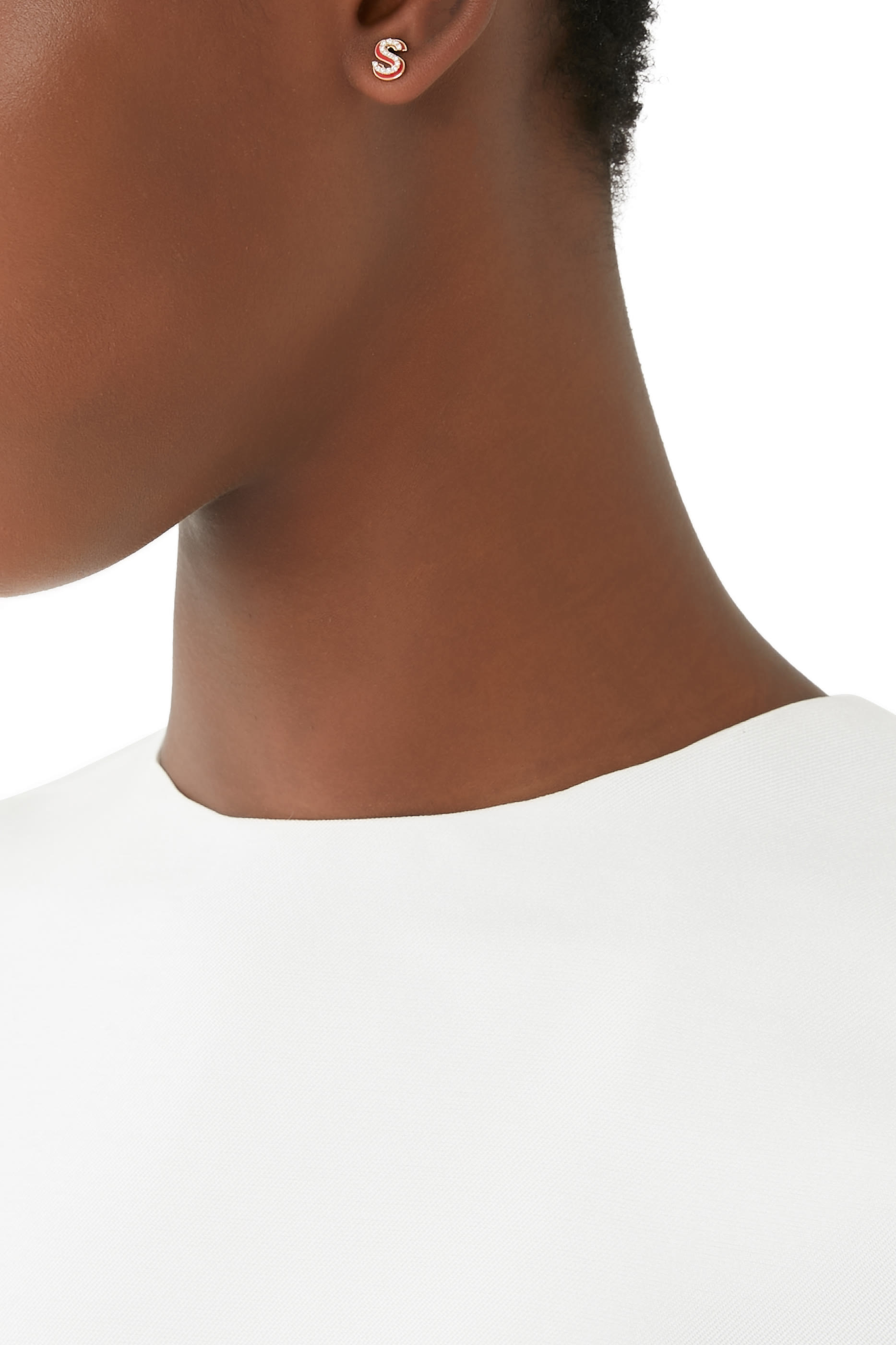 أقراط بتصميم حرف S مرصعة بالماس ومينا بلون وردي ذهب أصفر عيار 18