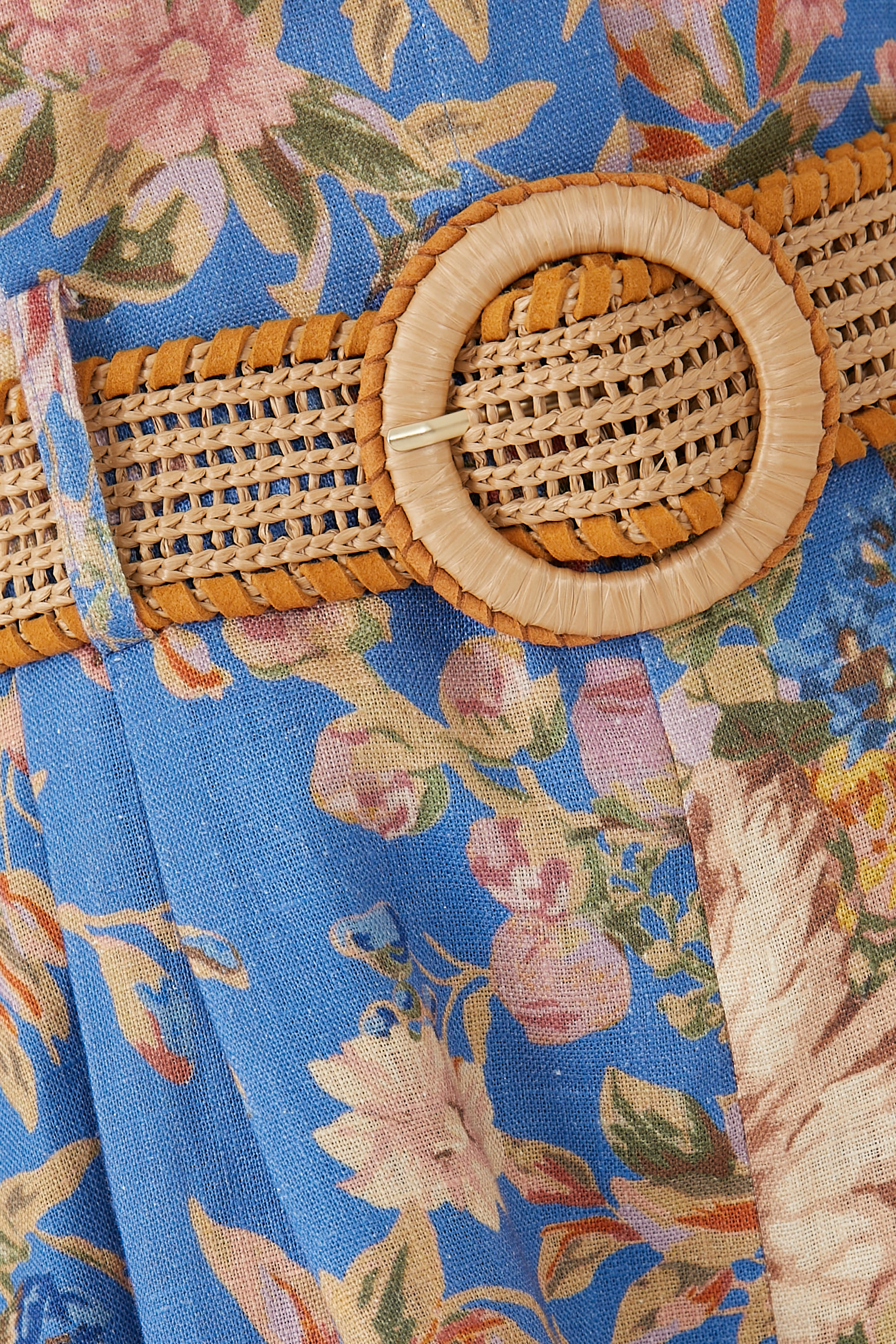 بلاي سوت اوغست برباط حول العنق وحزام