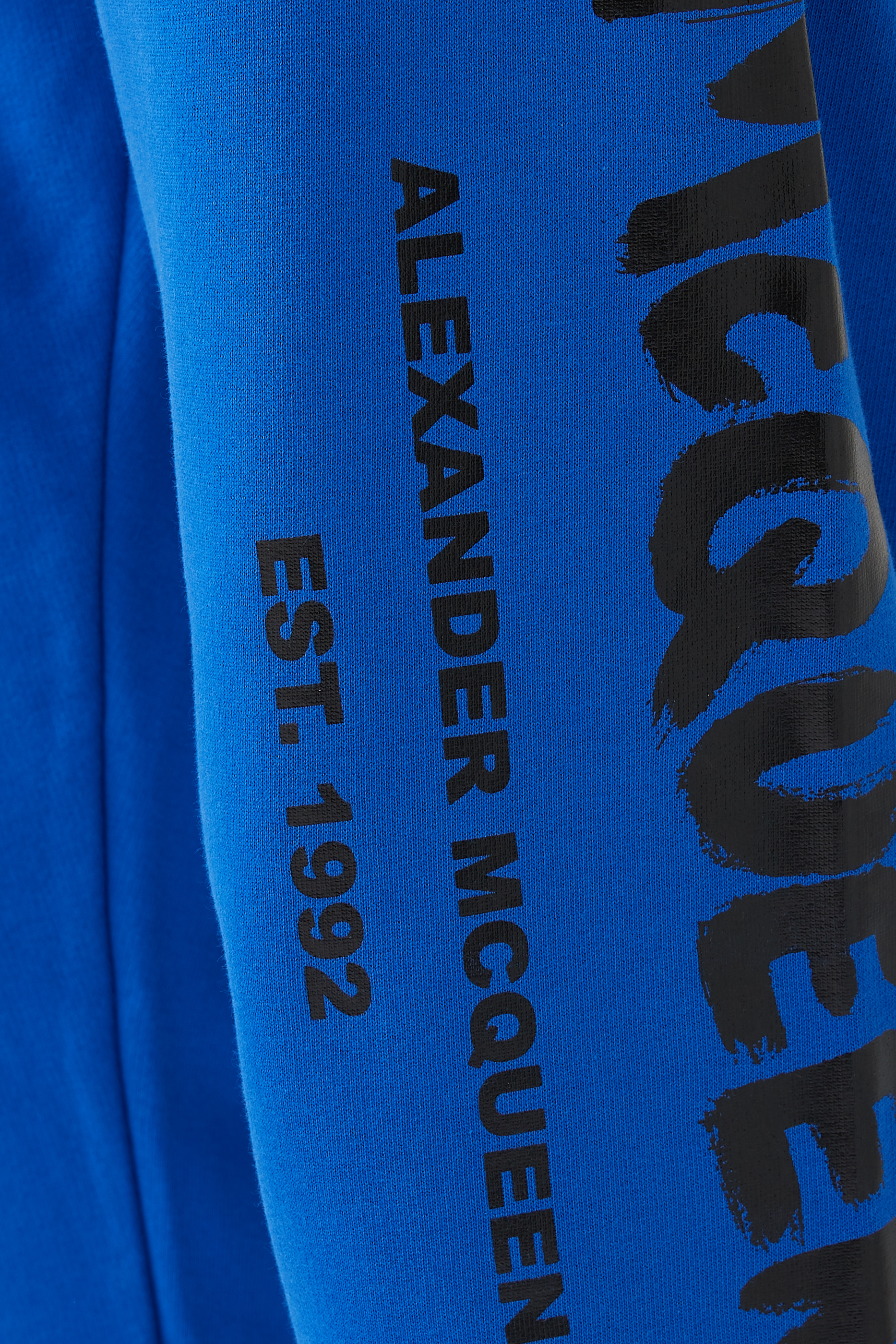 بنطال رياضي بطبعة شعار الماركة بتصميم جرافيتي