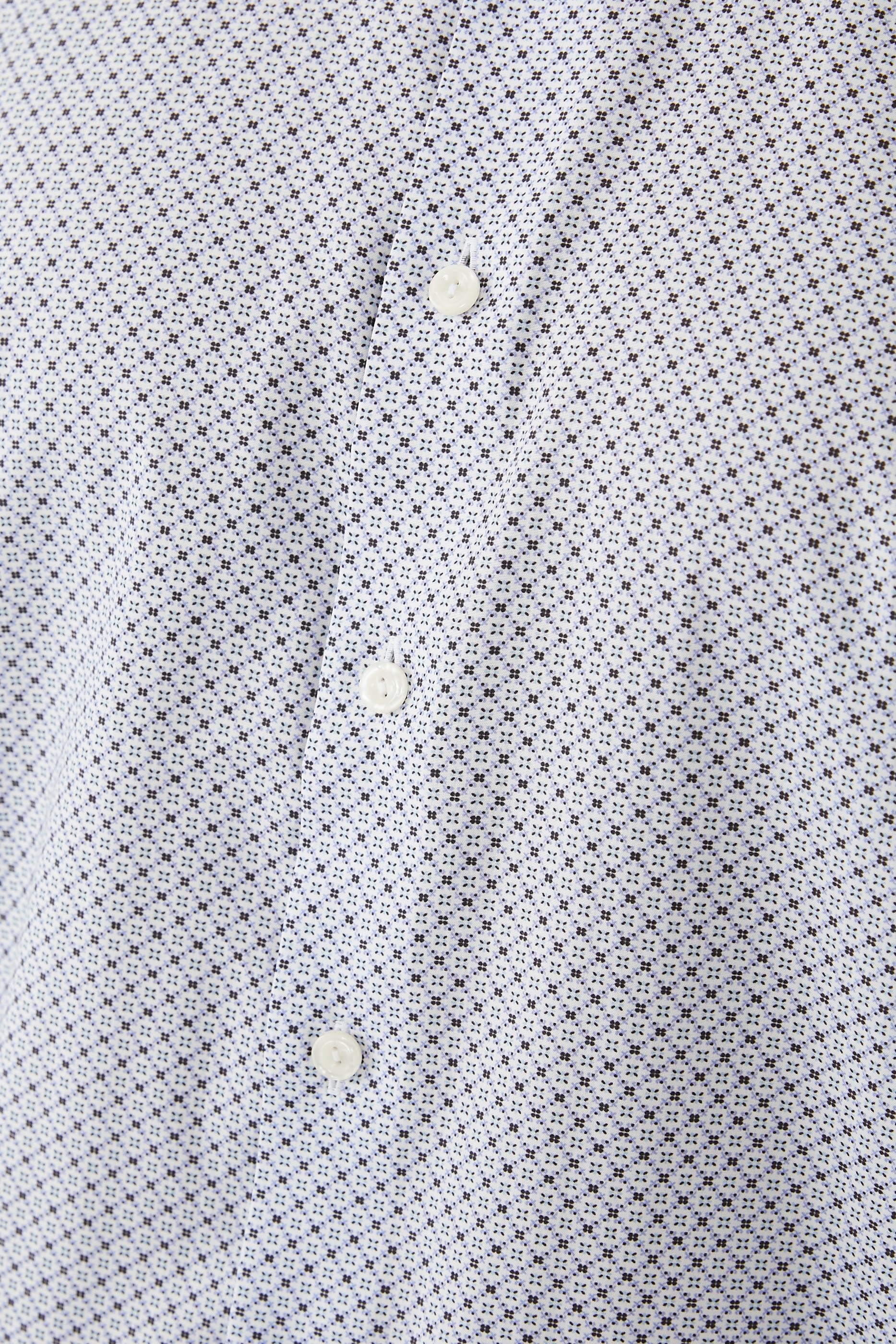 قميص بقصة عصرية وطبعة دقيقة بوبلين