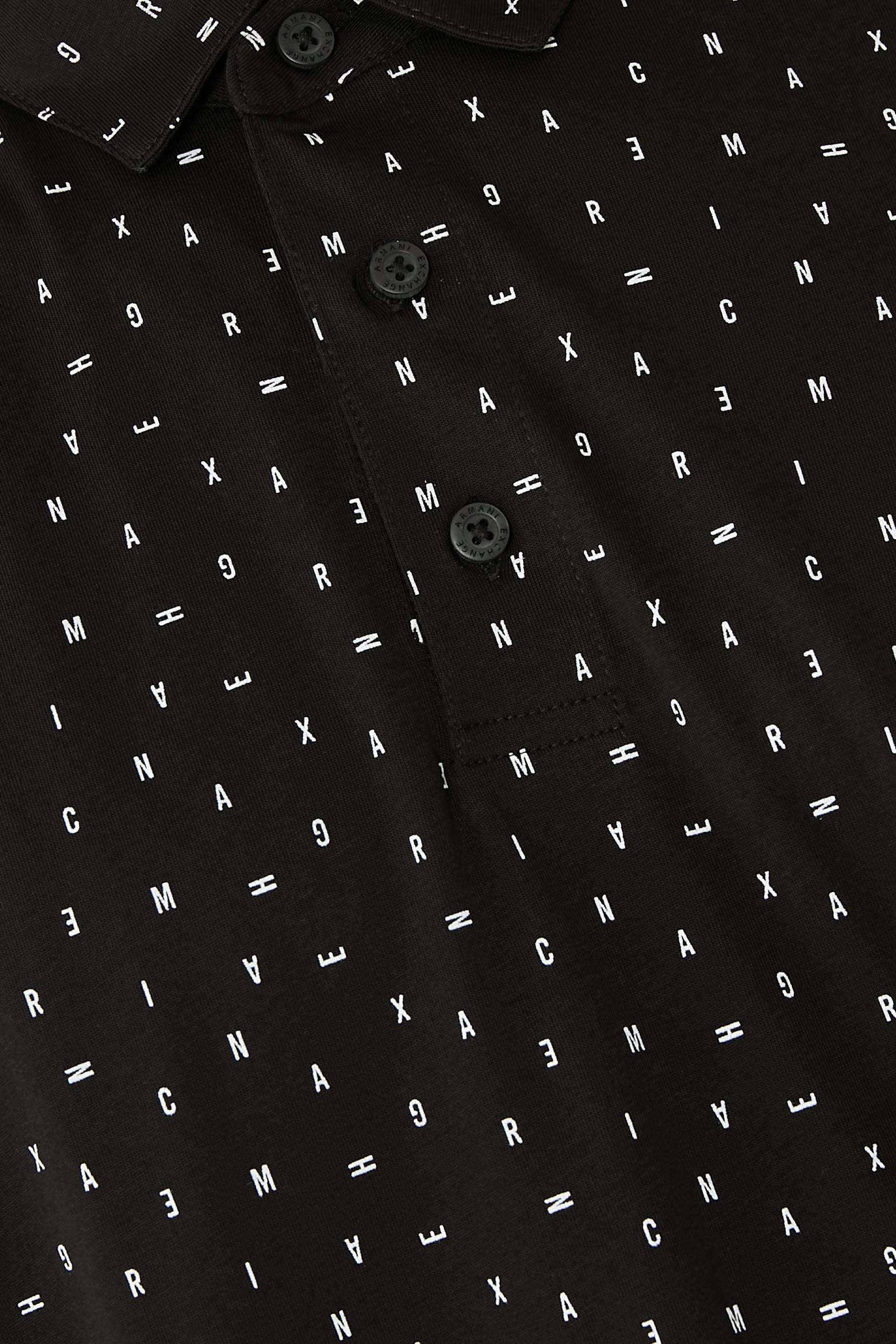 قميص بولو مزين بحروف