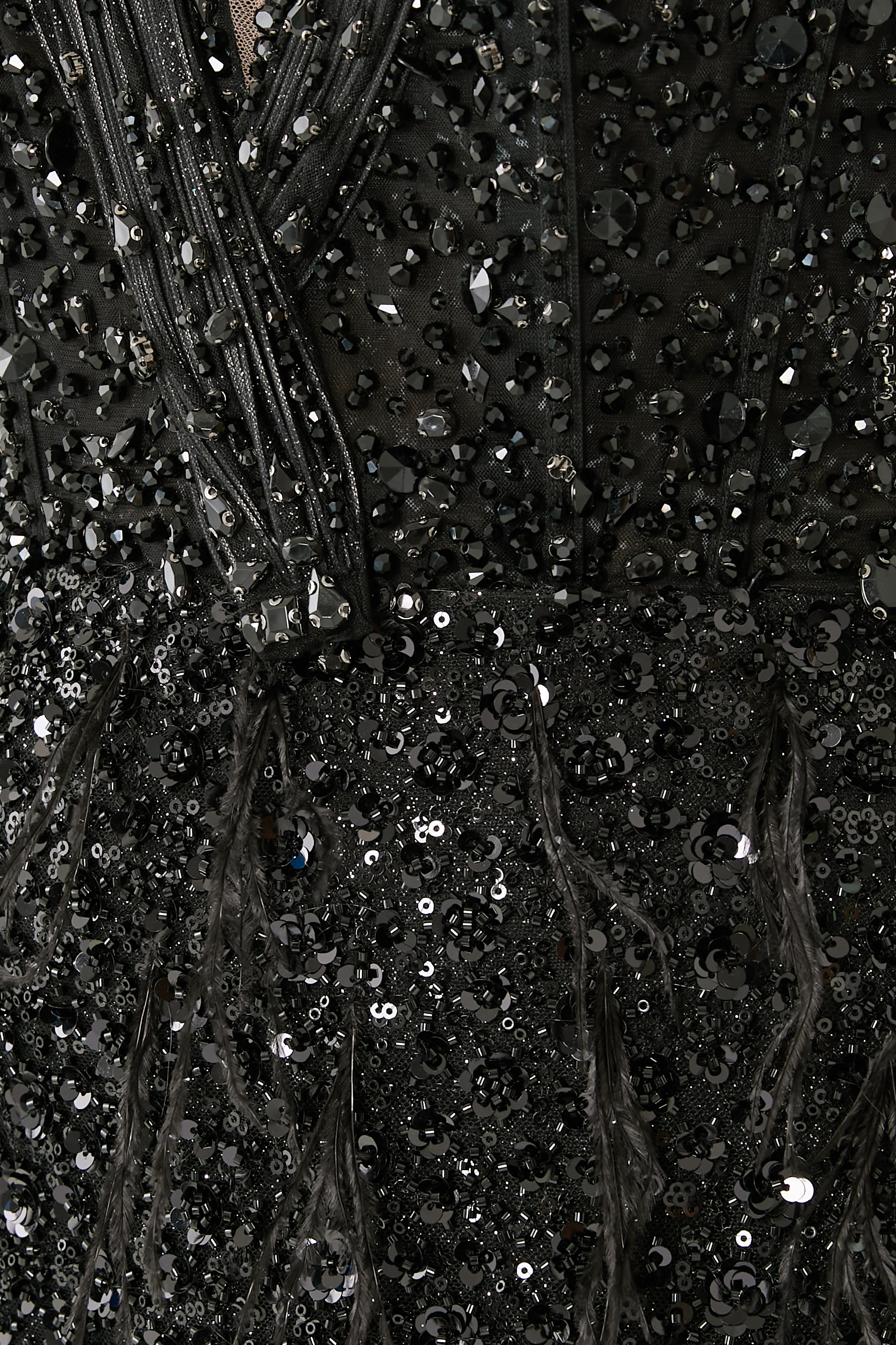 فستان سهرة مطرز بأكتاف مكشوفة مزين بريش