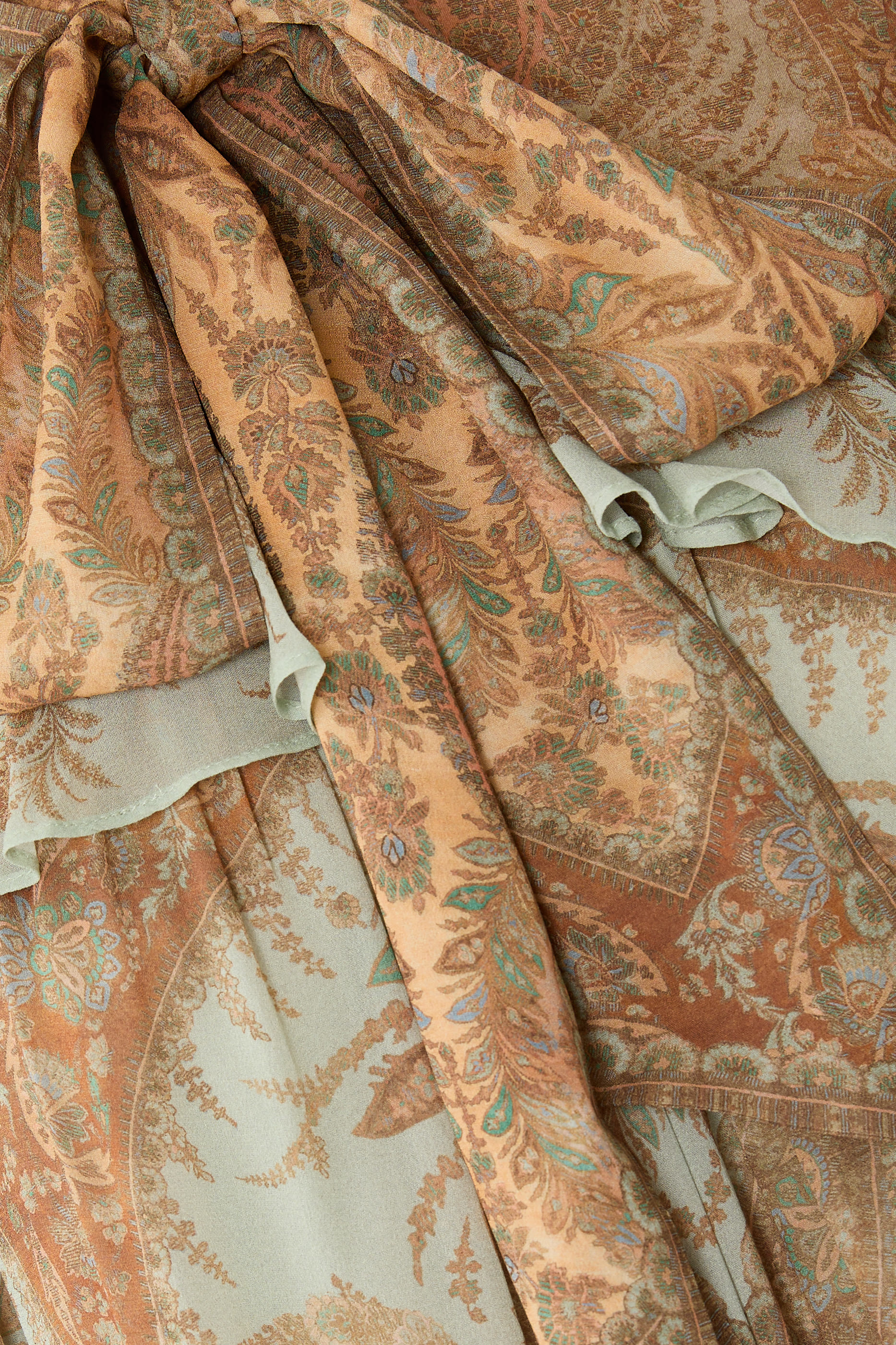 بلوزة ميمينتو بقصة واسعة 