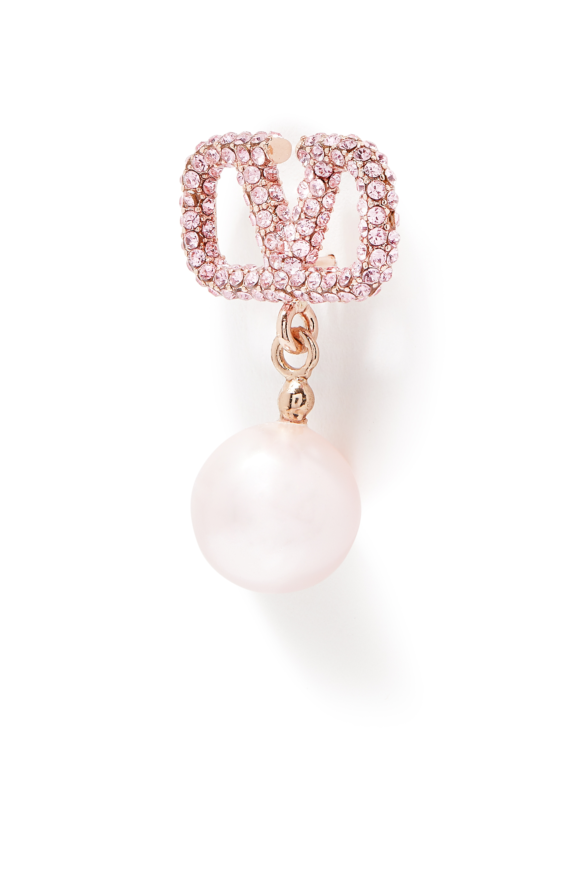 أقراط مرصة بالؤلؤ بشعار الماركة V حصريا للشرق الأوسط