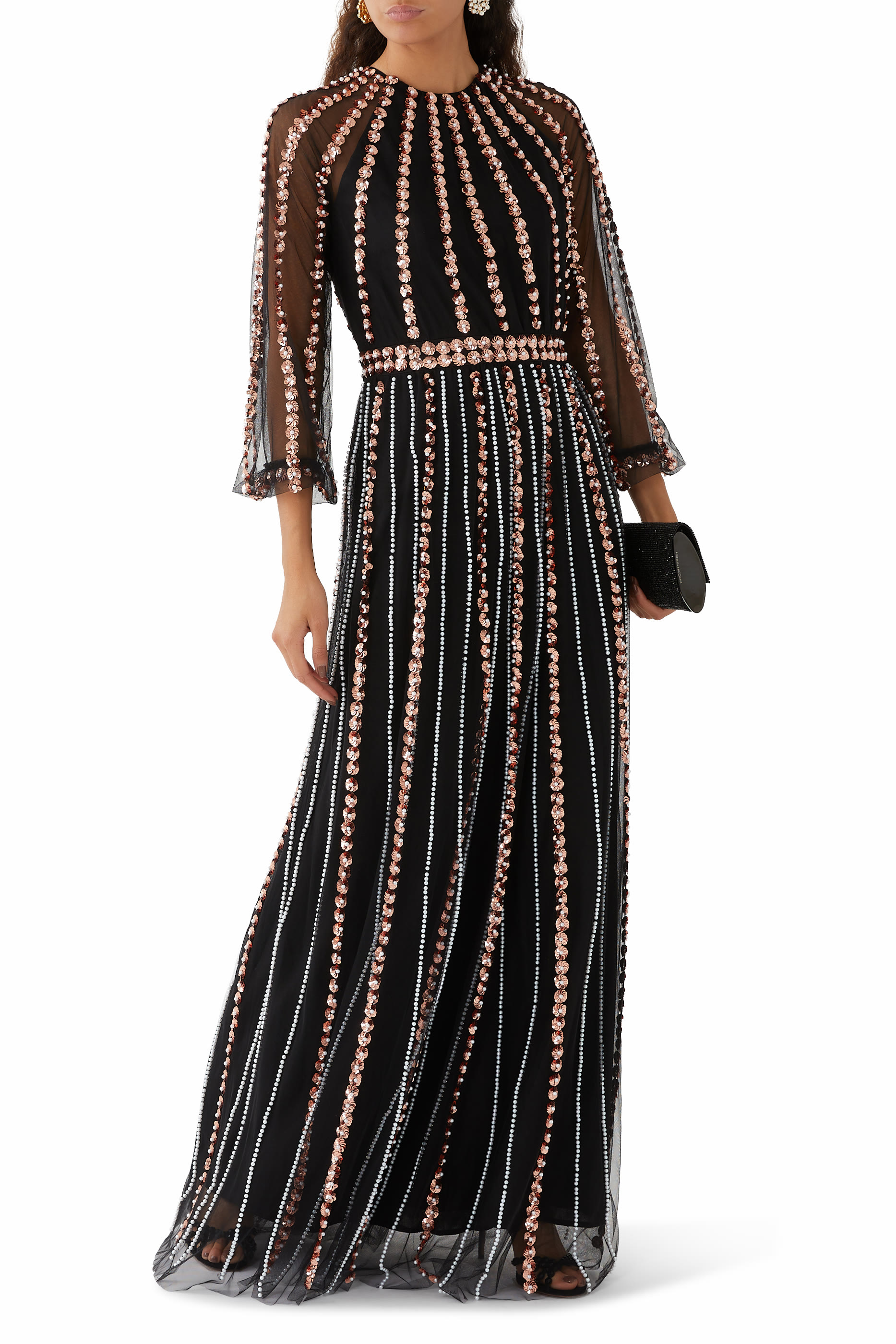 فستان سهرة بأكمام طويلة وتطريزات