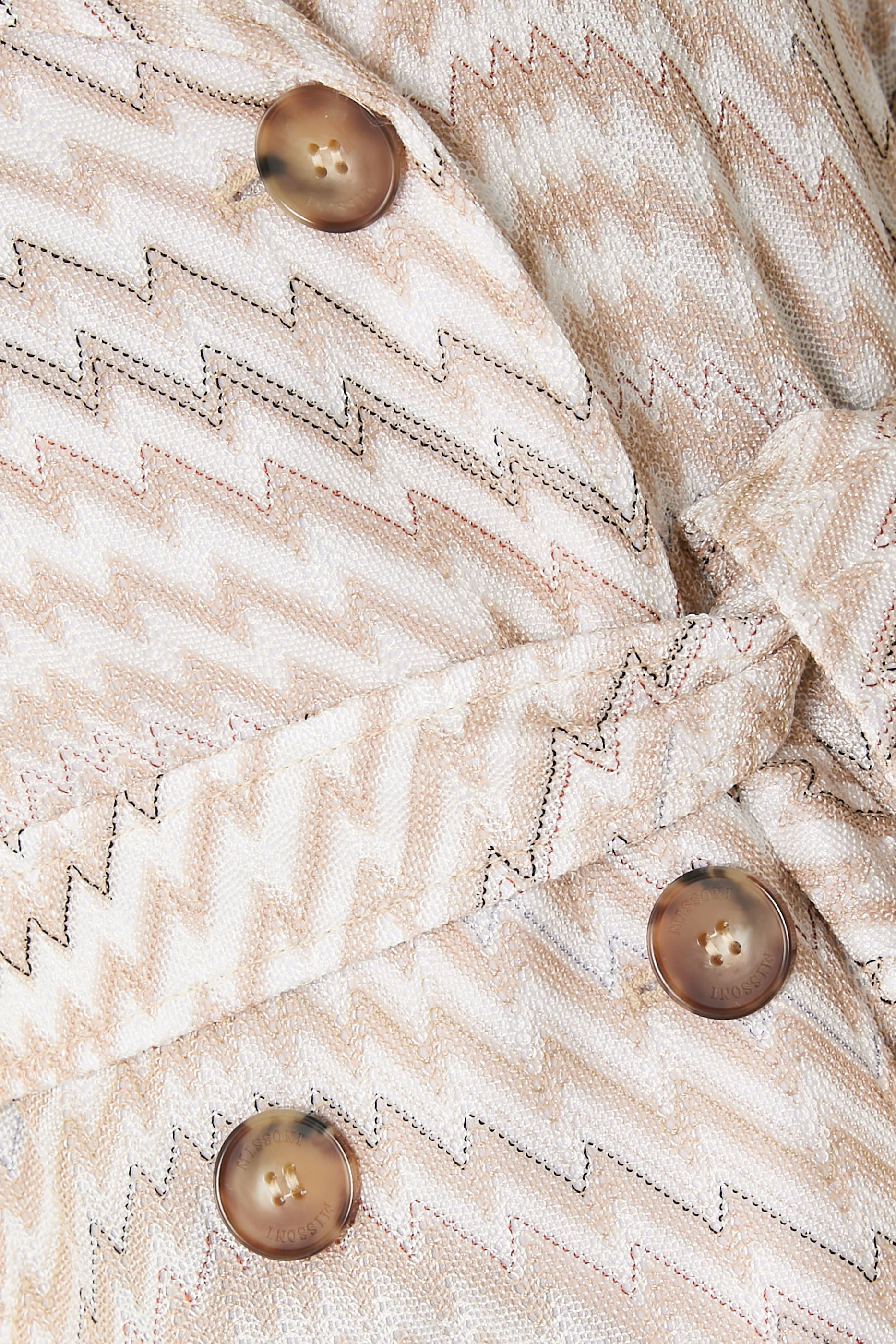 معطف ترنش بصفي أزرار ونقشة خطوط متعرجة بتفاصيل مموجة