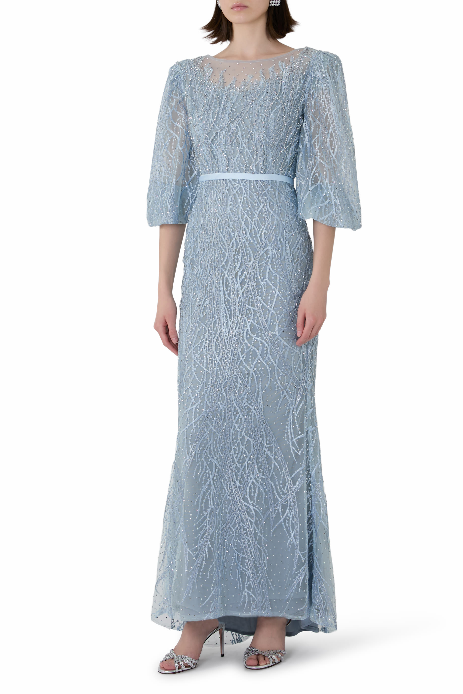 فستان بياقة قارب مع أكمام منفوخة وتطريزات