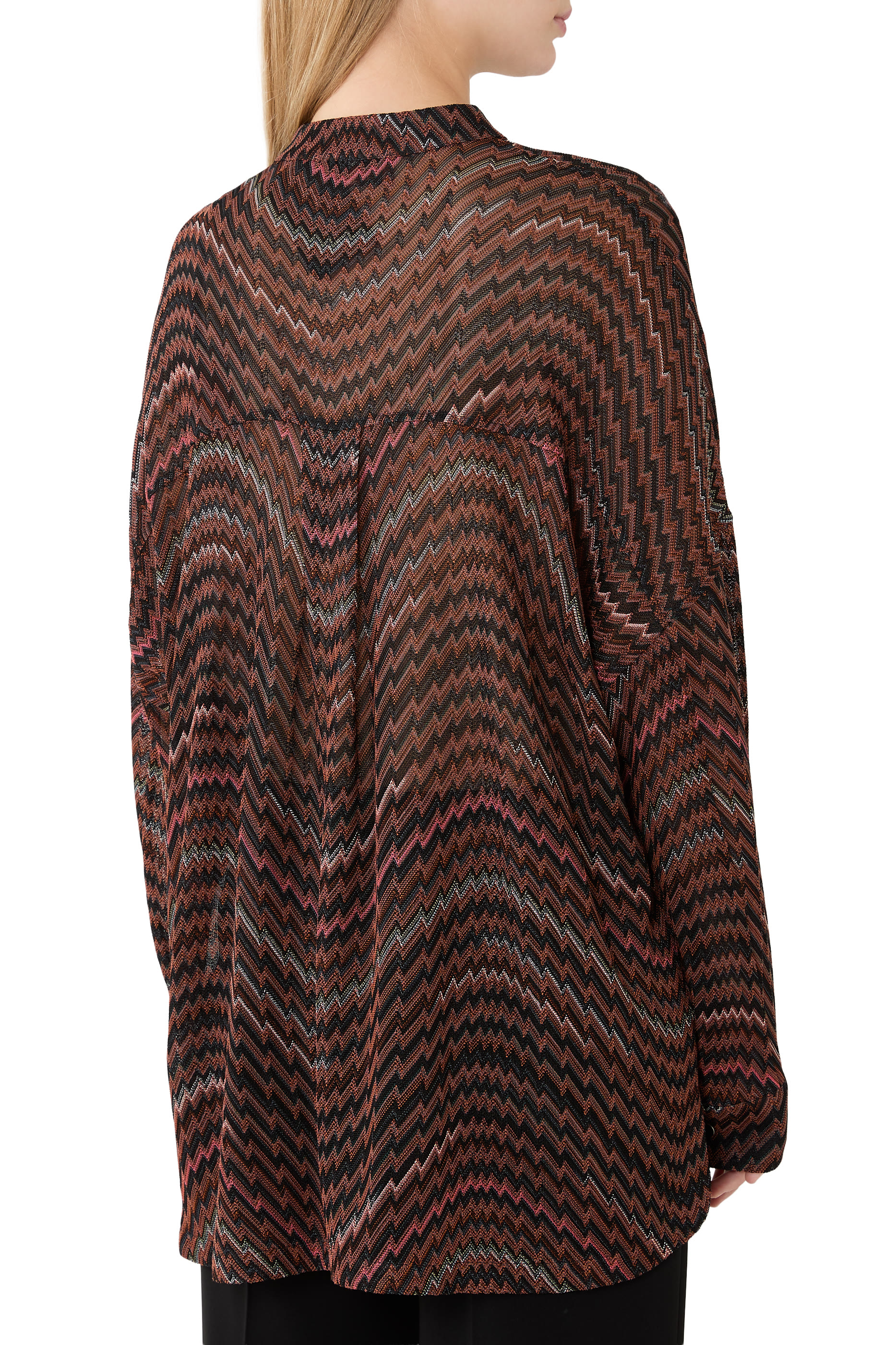 بلوزة بياقة صينية ونقشة خطوط متعرجة