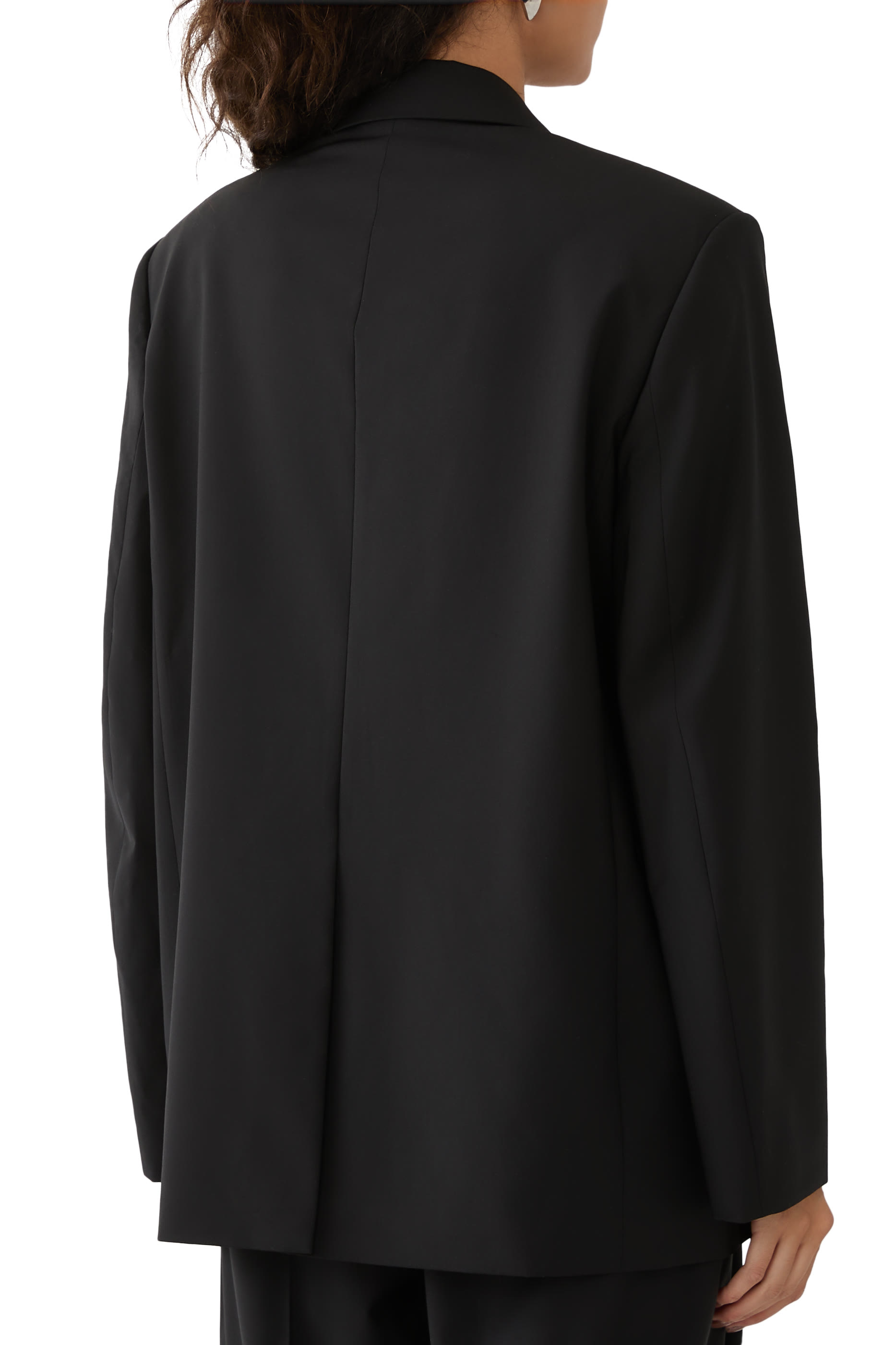 بليزر بقصة فضفاضة وتطريز شعار الماركة