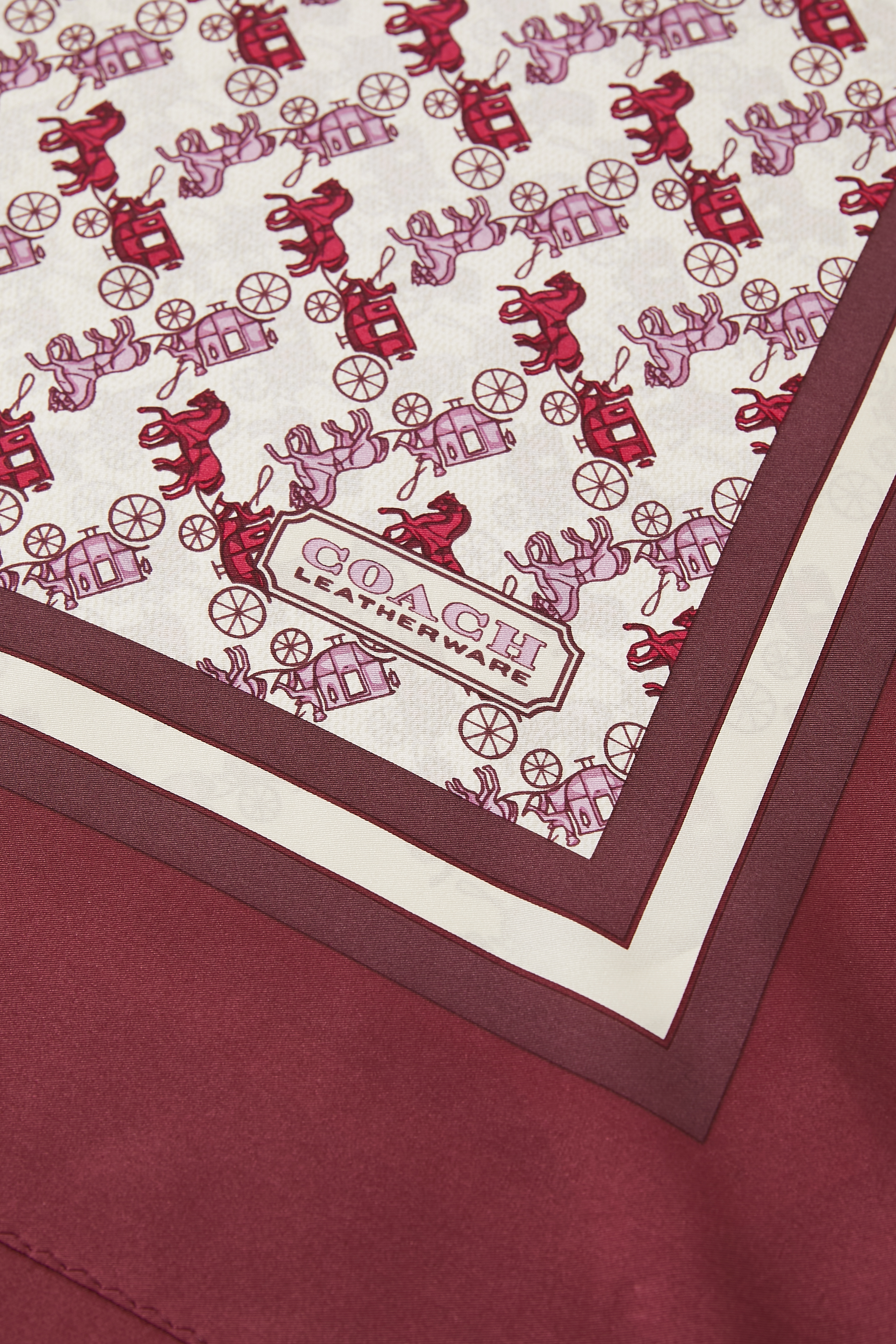 وشاح مربع بطبعة حصان وعربة حرير