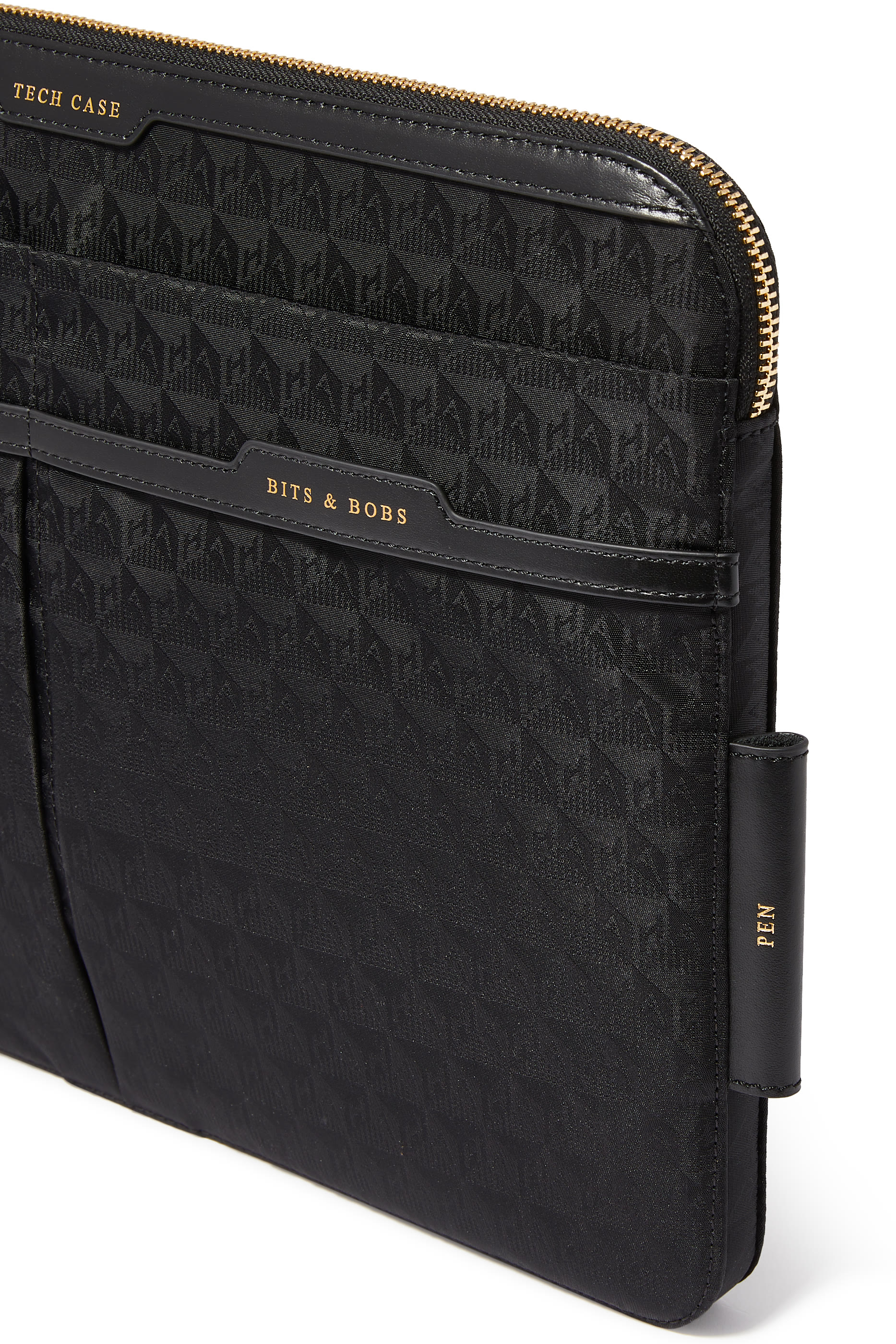 حافظة أجهزة إلكترونية بشعار الماركة