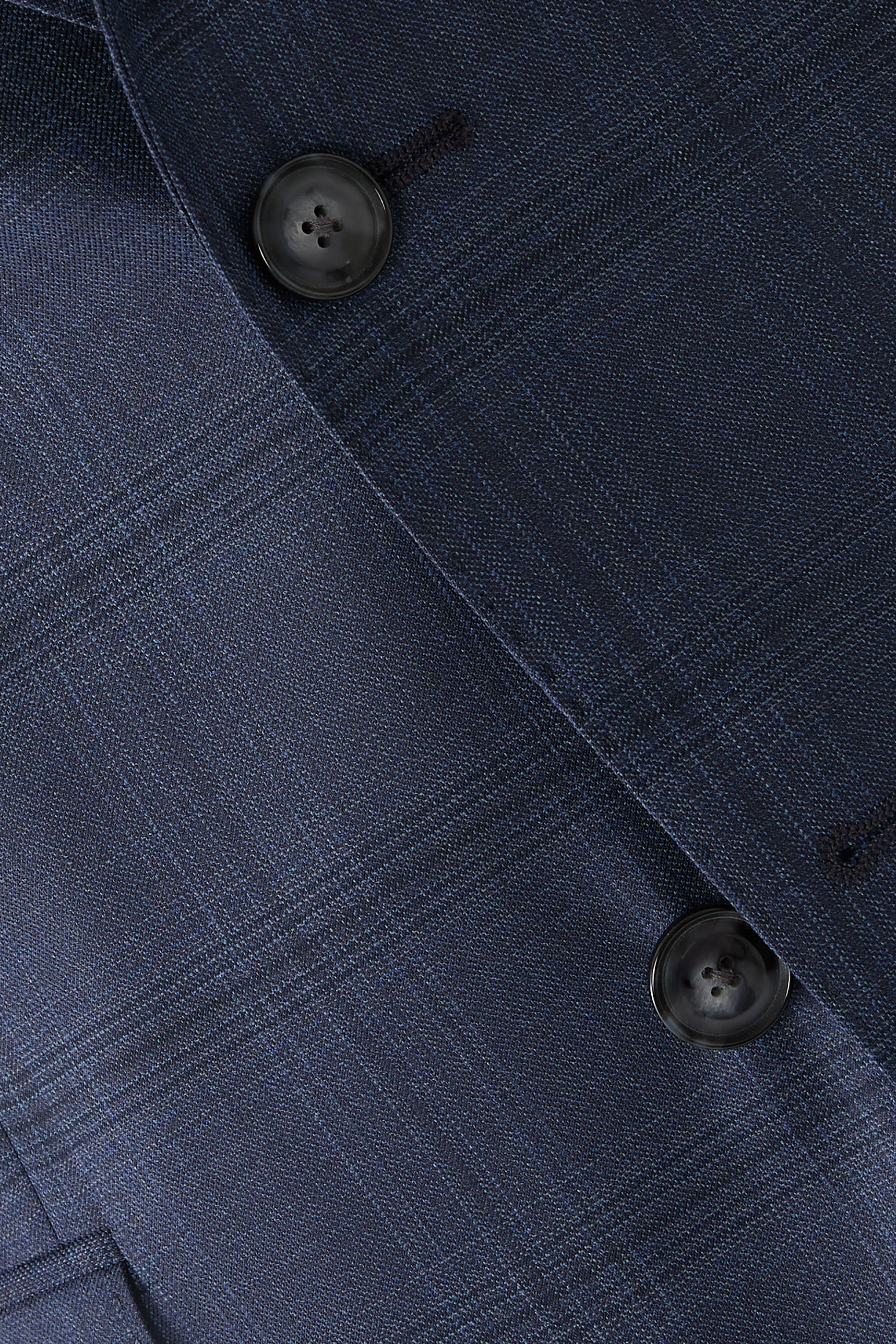 بدلة بقصة ضيقة