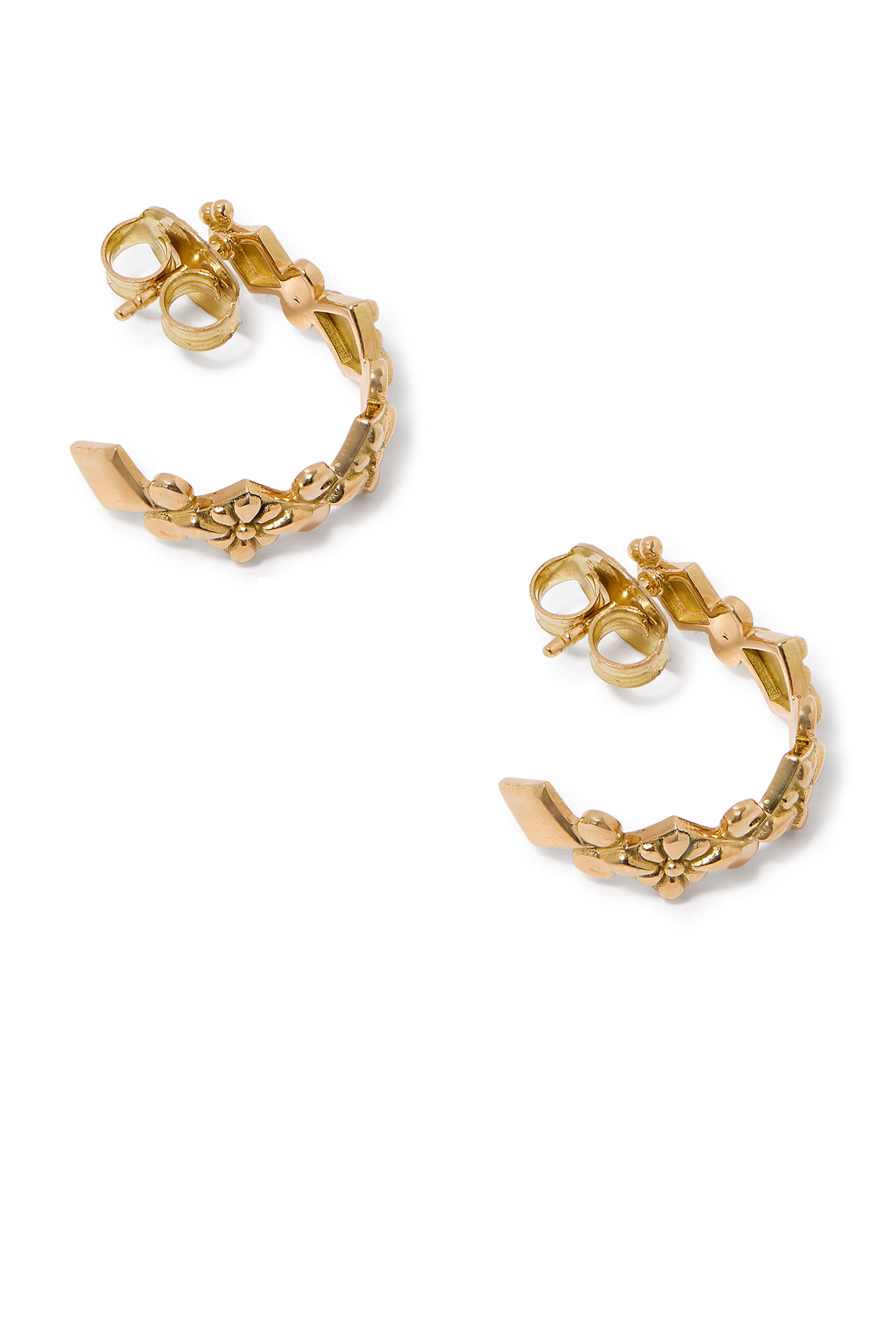 أقراط دائرية بخط عربي بكلمة  "بركة" و"يسر"، ذهب أصفر عيار 18 قيراط والماس والزمرد