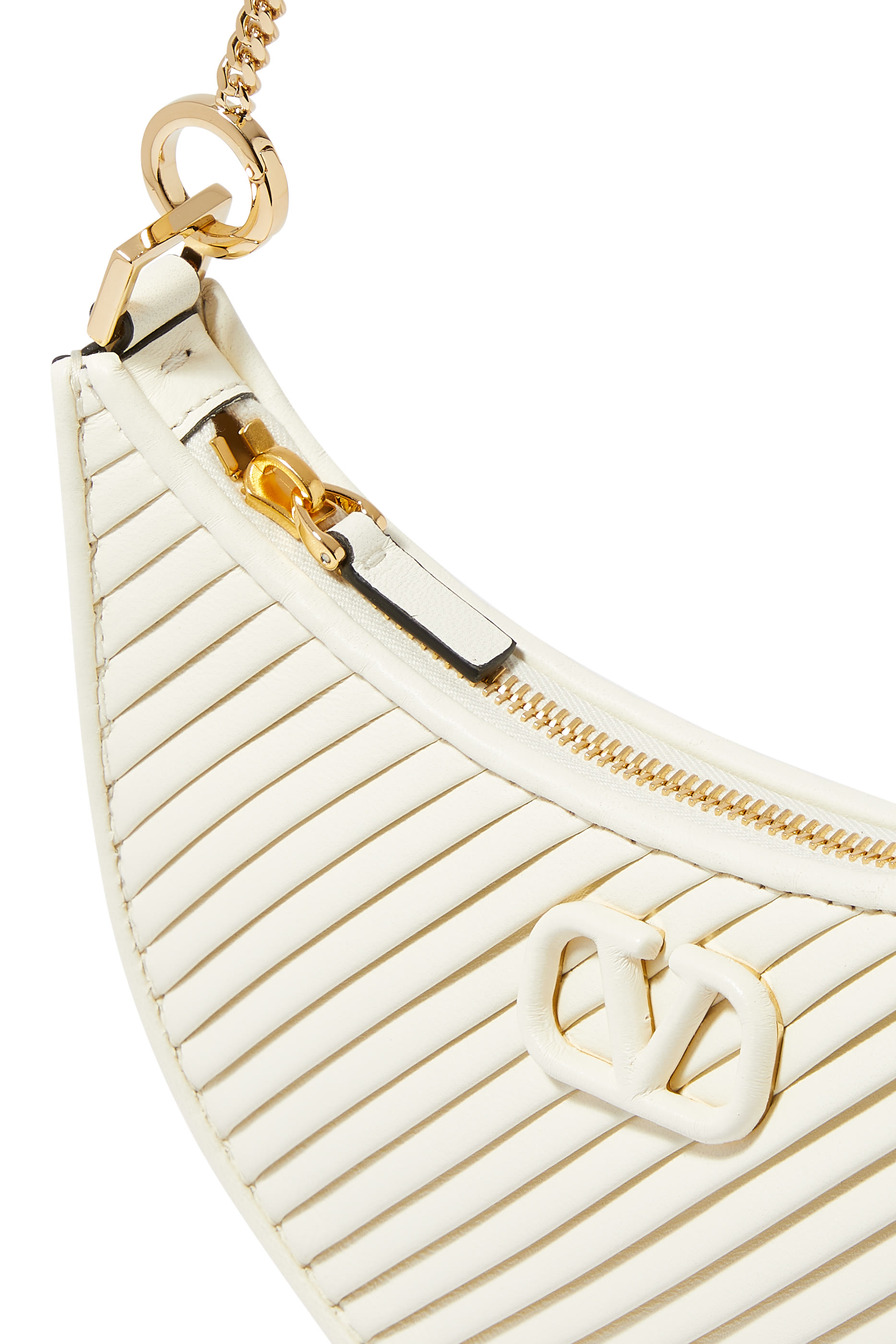 حقيبة صغيرة بشعار الماركة