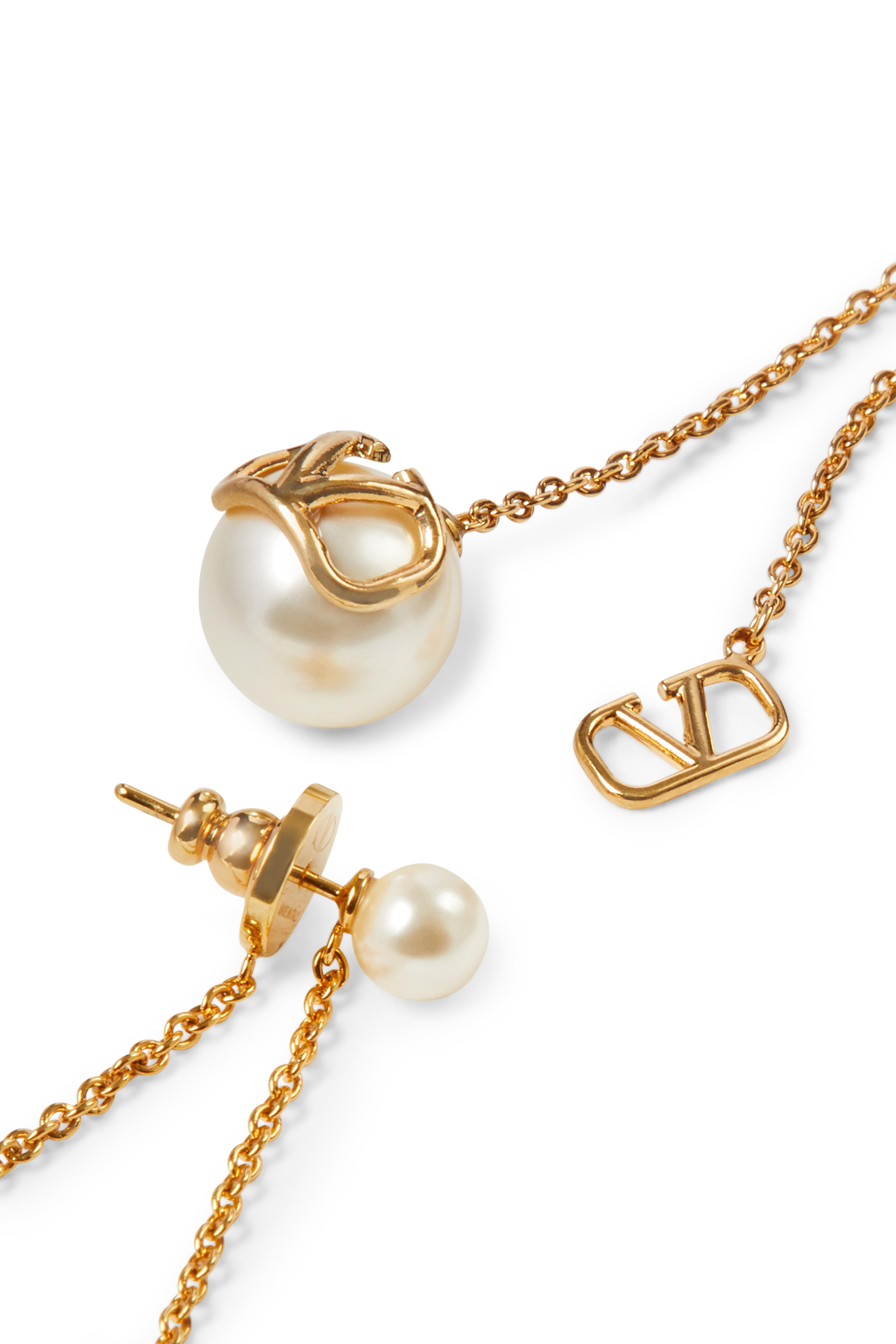 أقراط بشعار حرف V