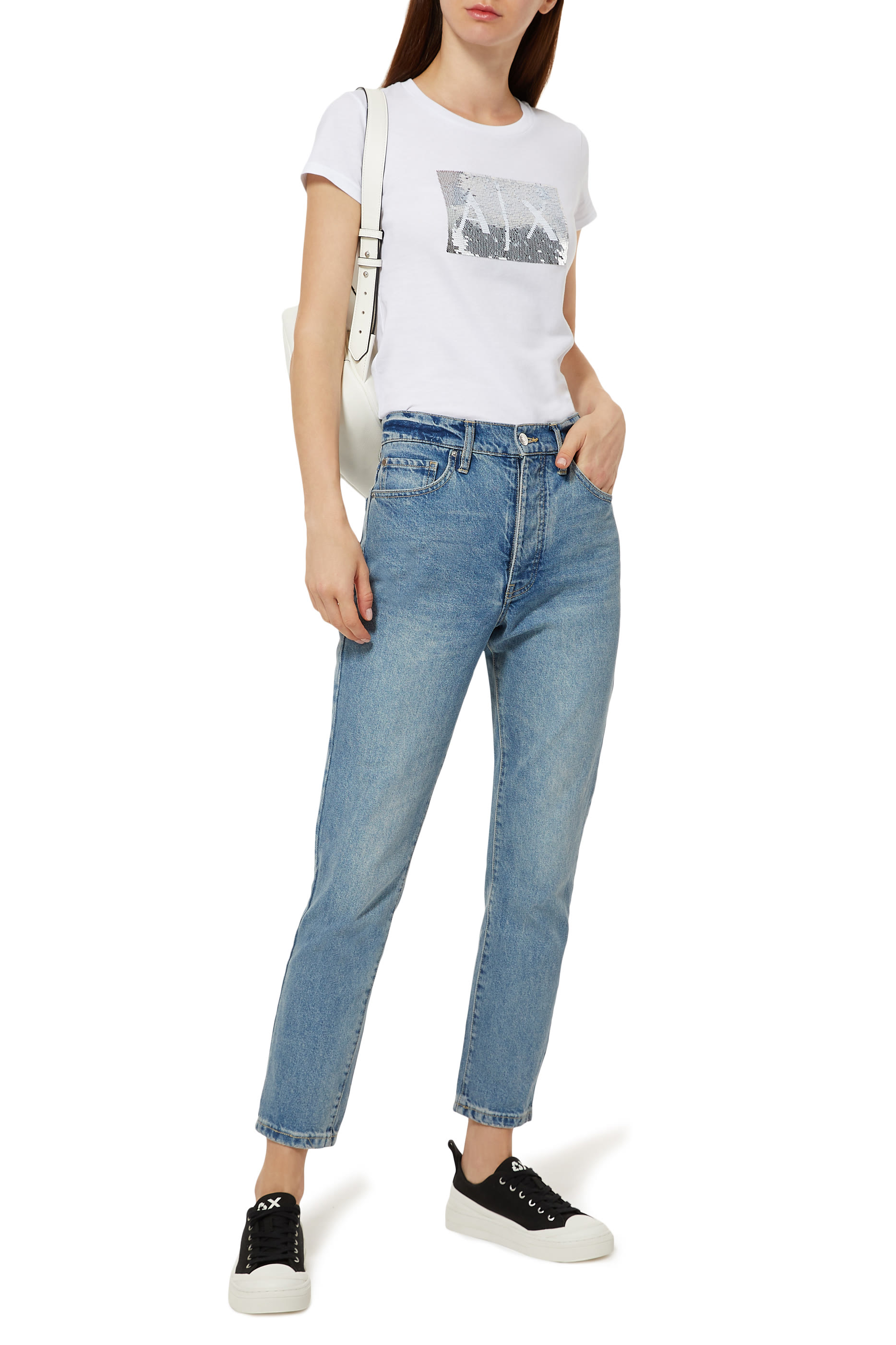 تيشيرت بشعار الماركة مزين بترتر