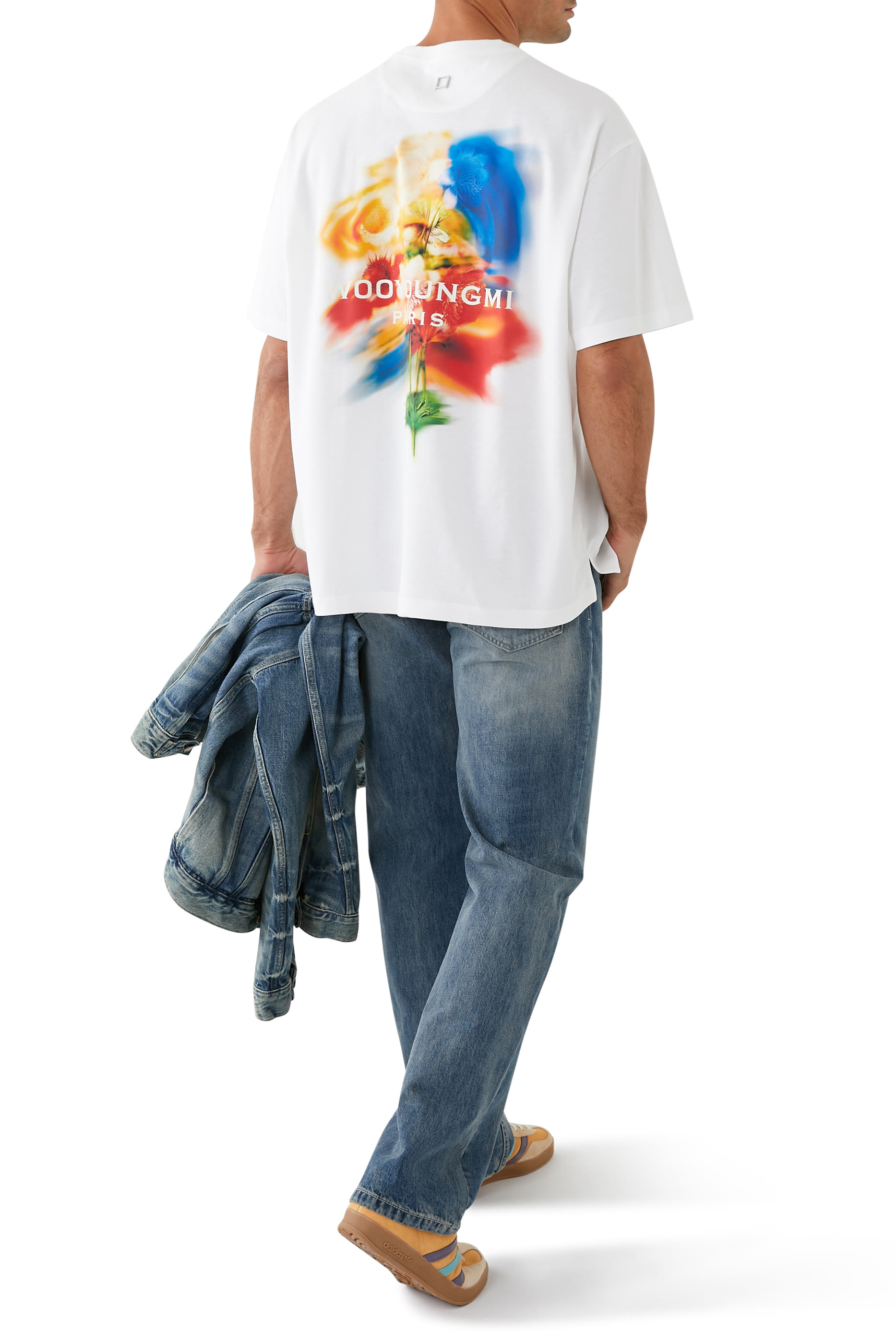 تيشيرت بشعار الماركة وطبعة زهور