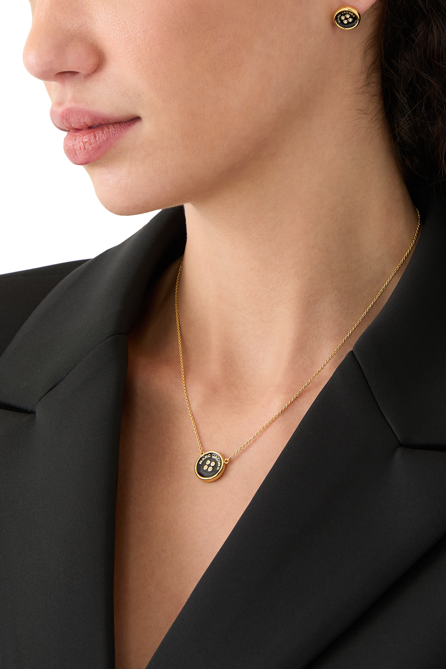 قلادة بدلاية بتصميم زر