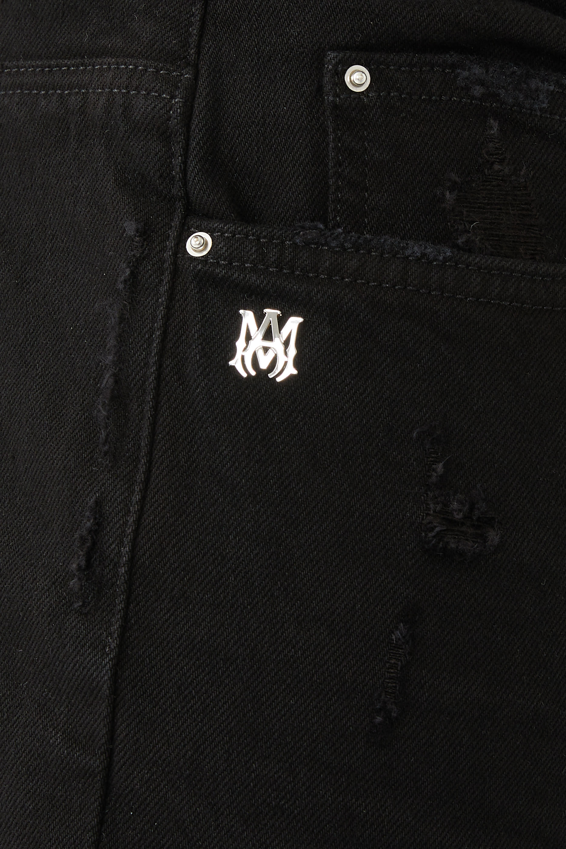 بنطال جينز بقصة ضيقة