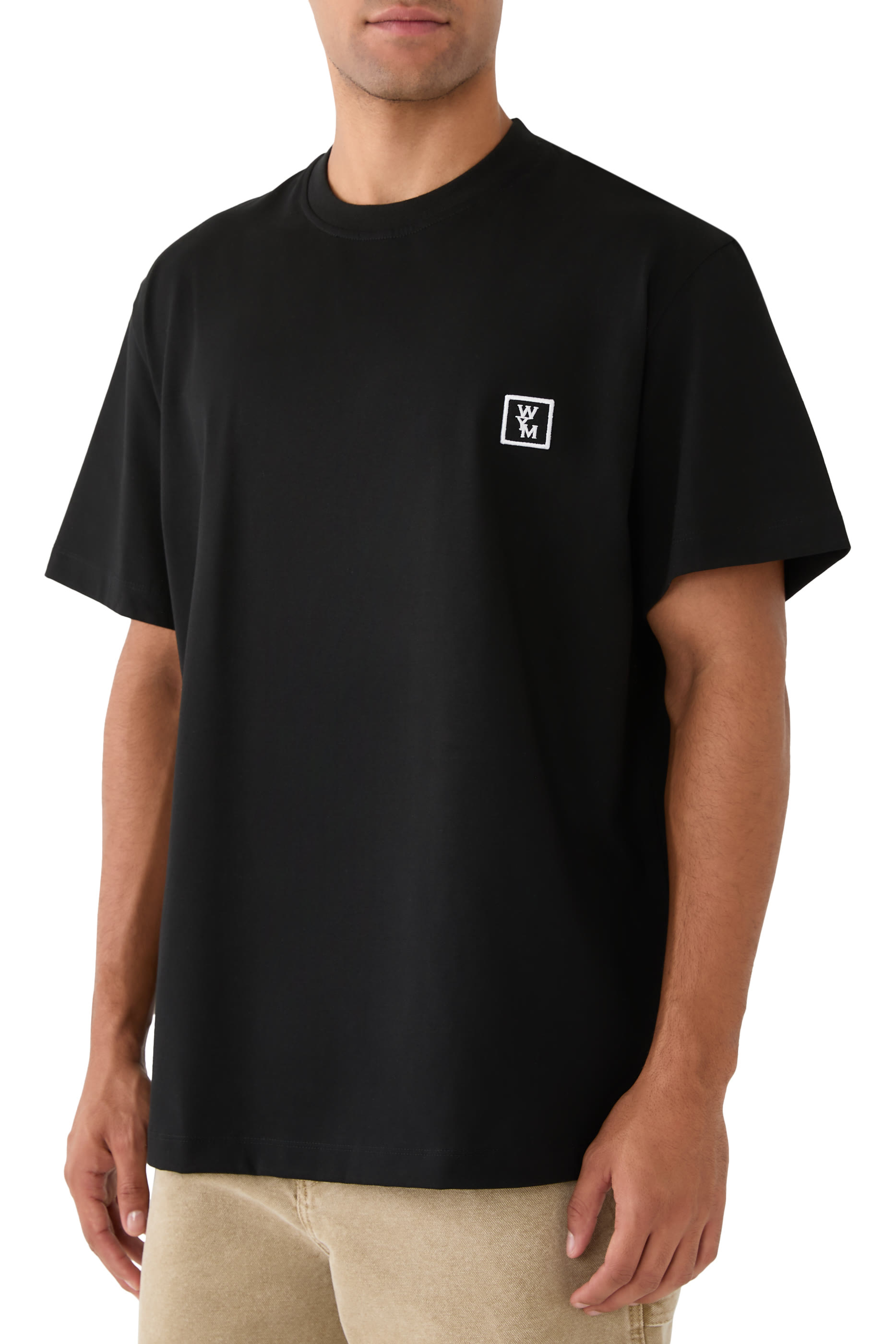 تيشيرت بشعار الماركة على الظهر قطن