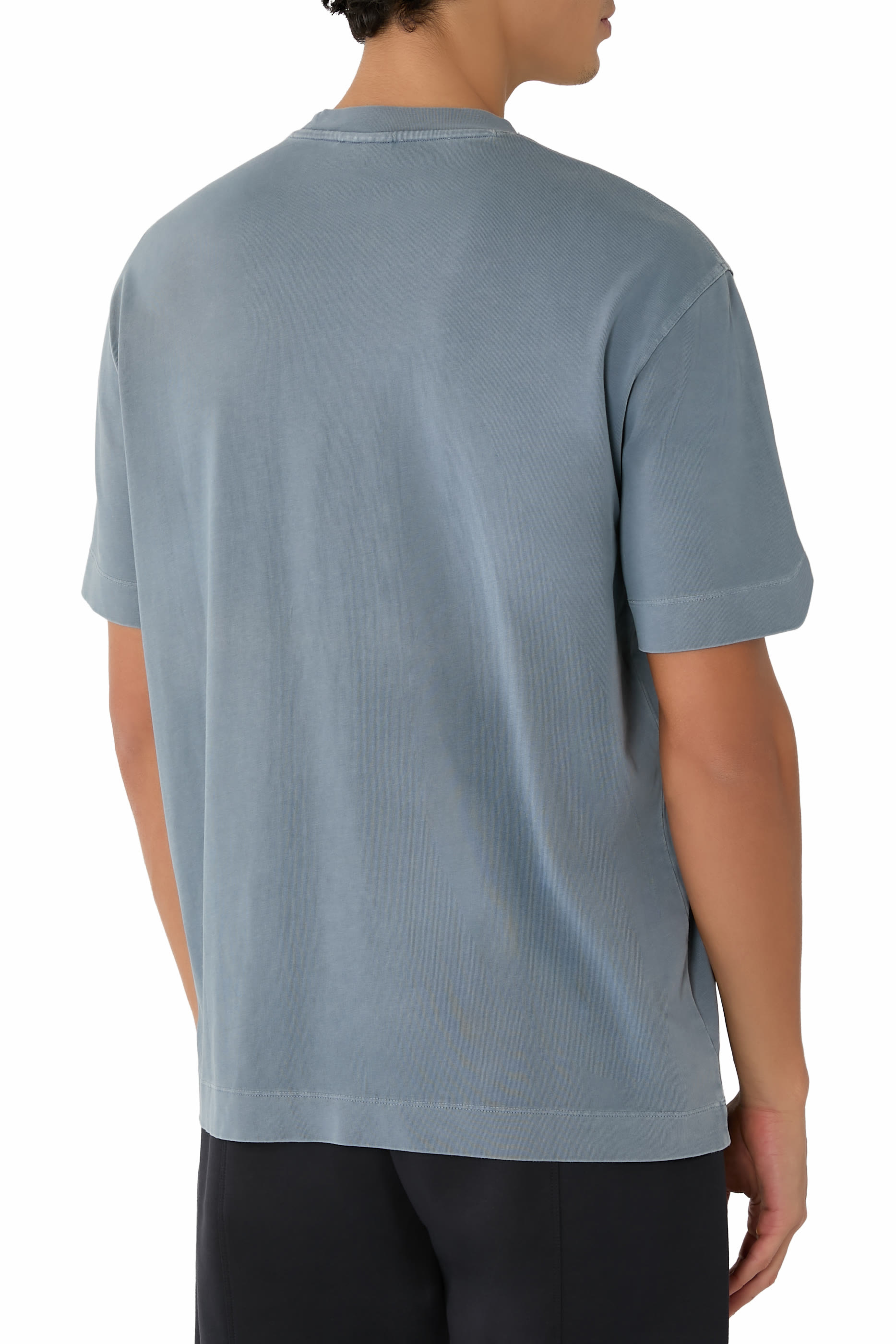 تيشيرت بأكمام قصيرة ورقعة شعار الماركة