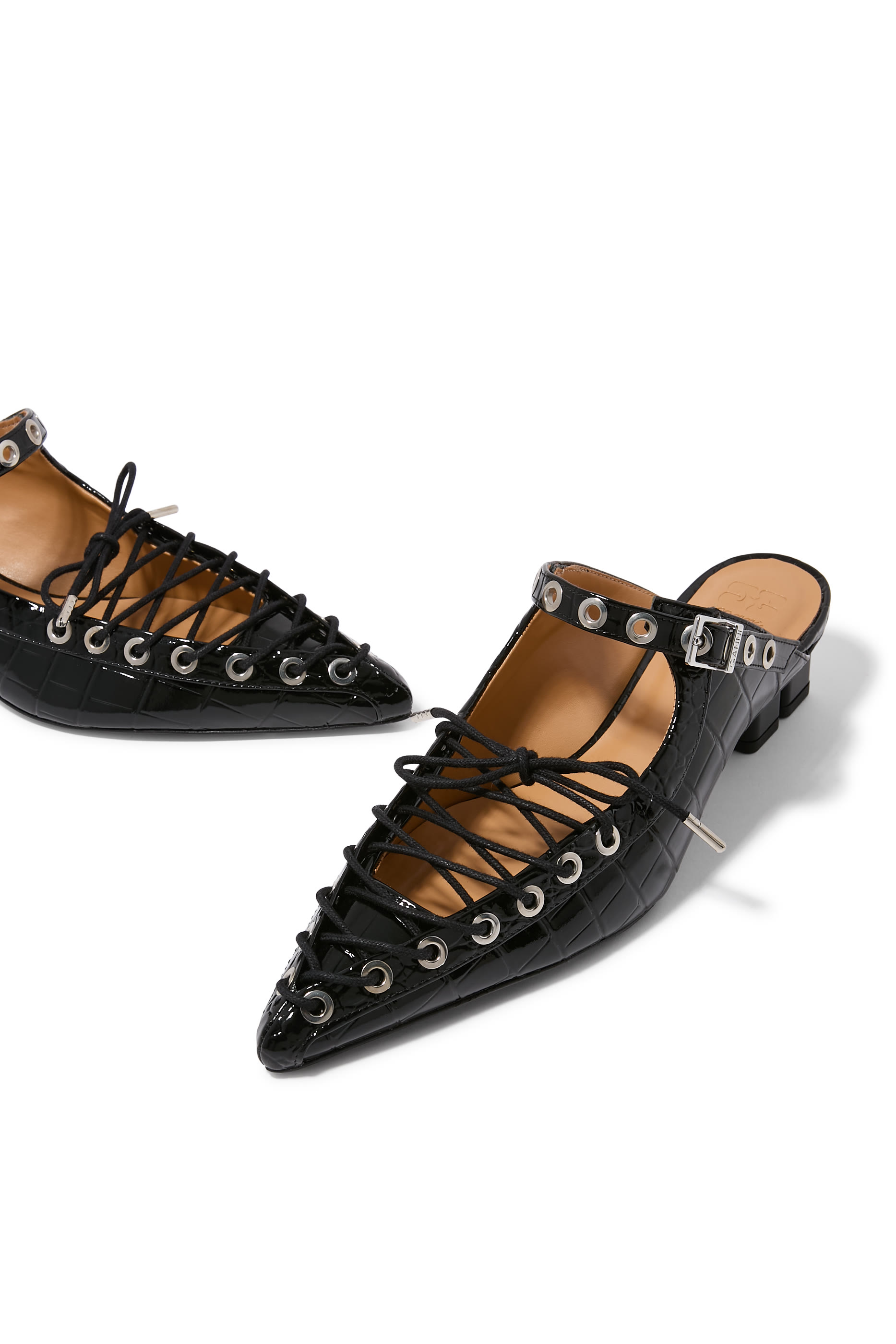 حذاء 35 مفتوح من الخلف بأربطة وحلي مفرغة