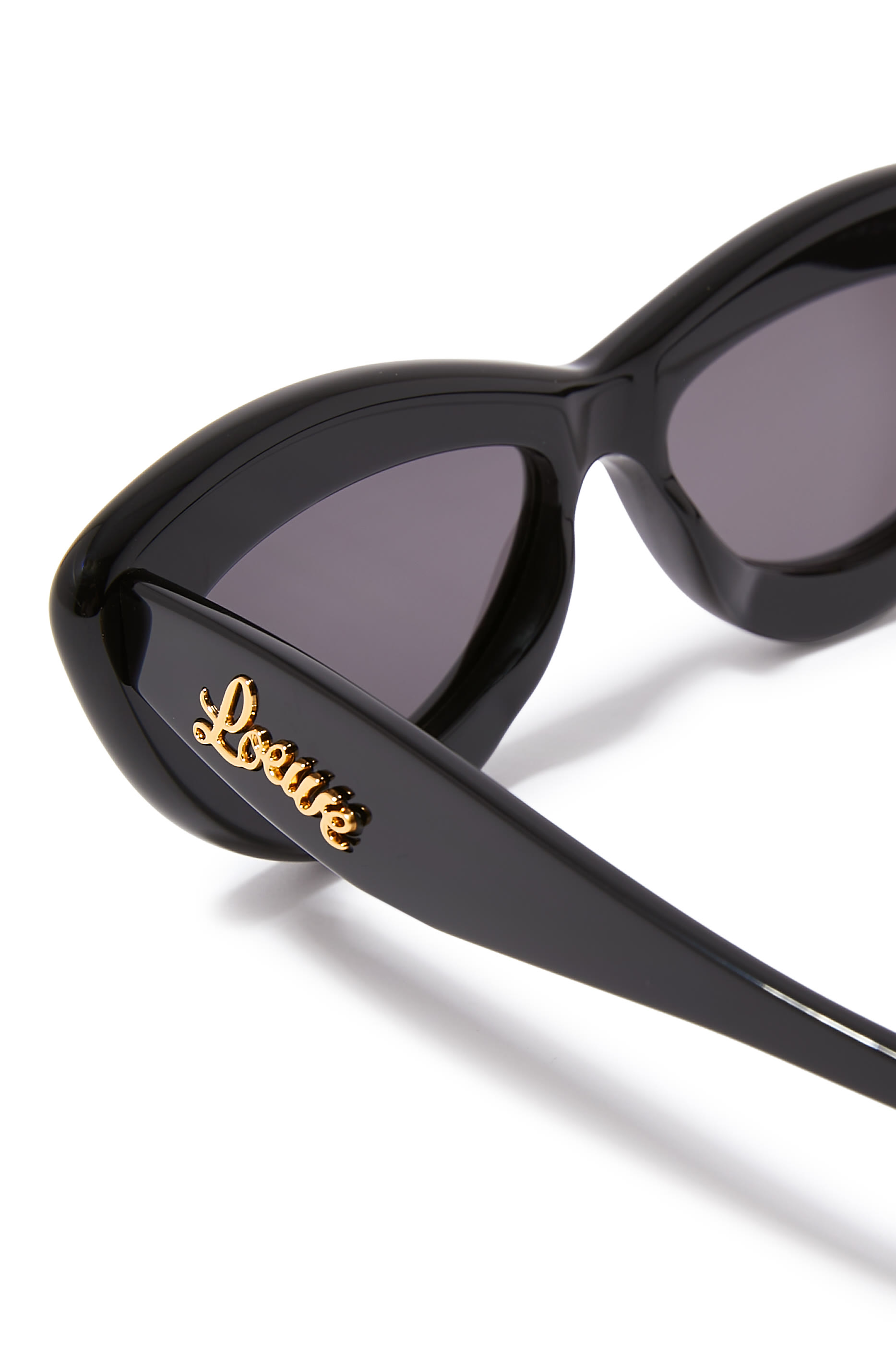 نظارة شمسية بإطار مقوس بتصميم عين القطة