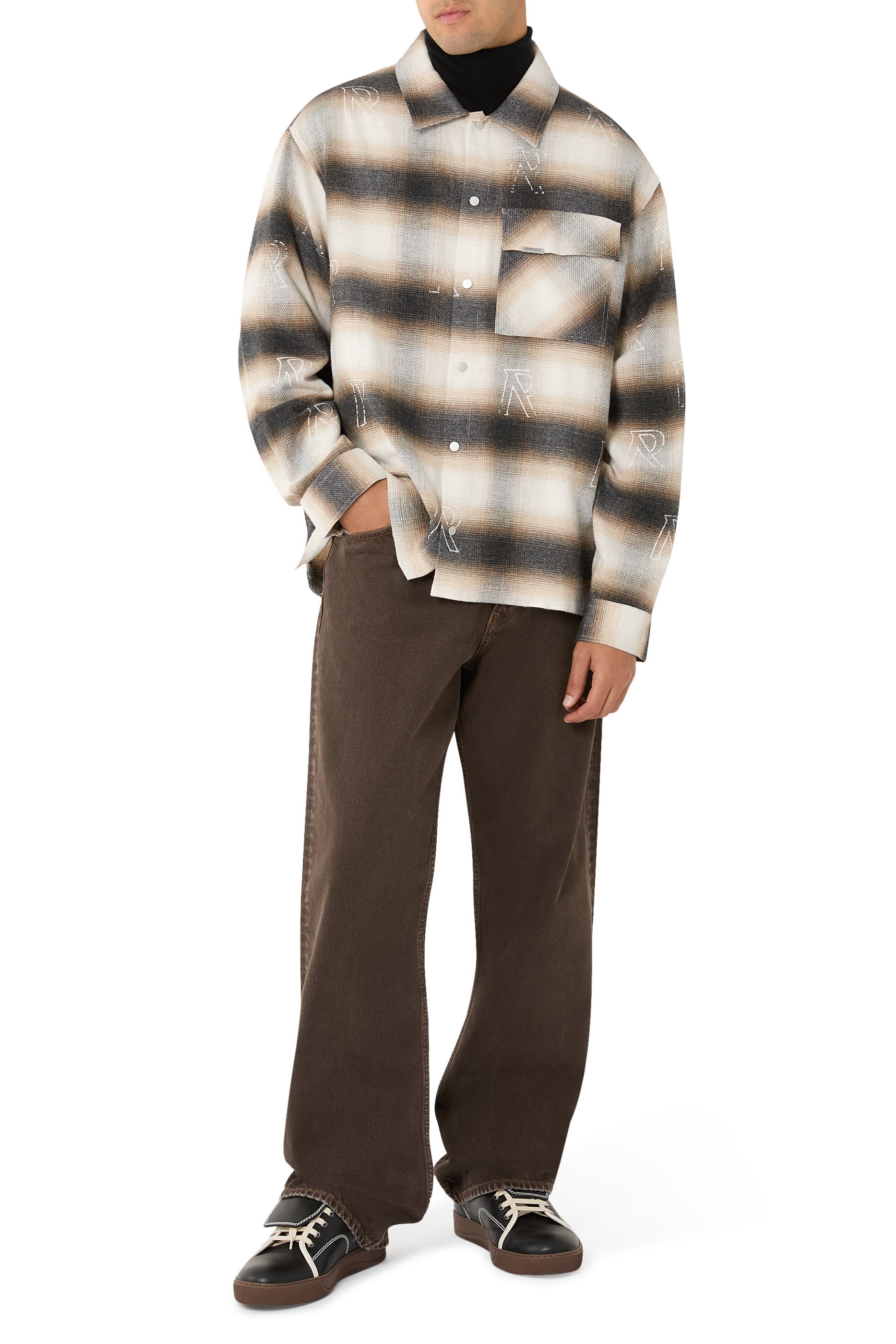 قميص فلانيل مزين كليا بنقشة حرف شعار الماركة