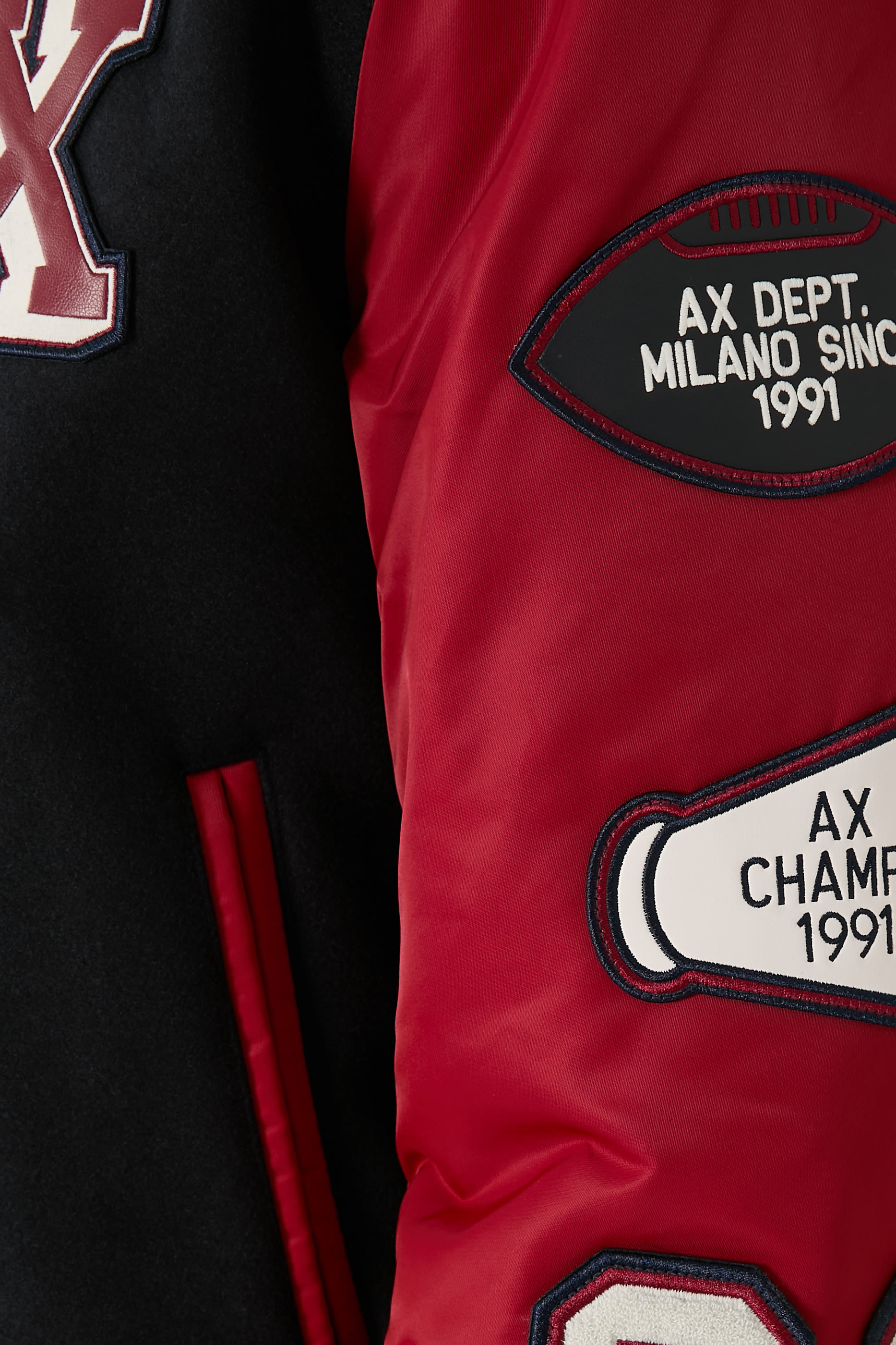 جاكيت بومبر بتصميم جامعي مزين برقعة شعار الماركة