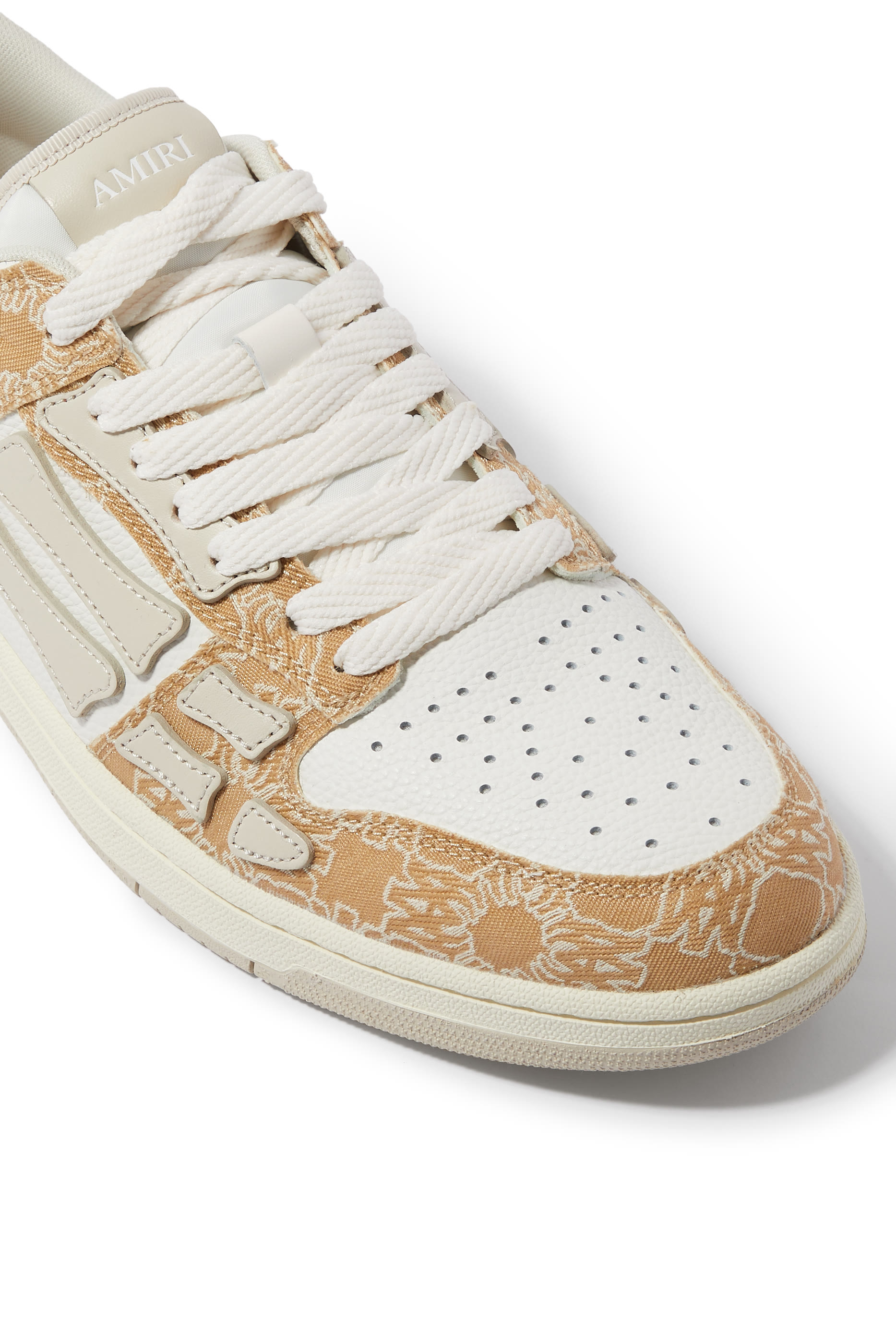 سنيكرز ما كواد برقع على شكل هيكل عظمي جلد وقنب