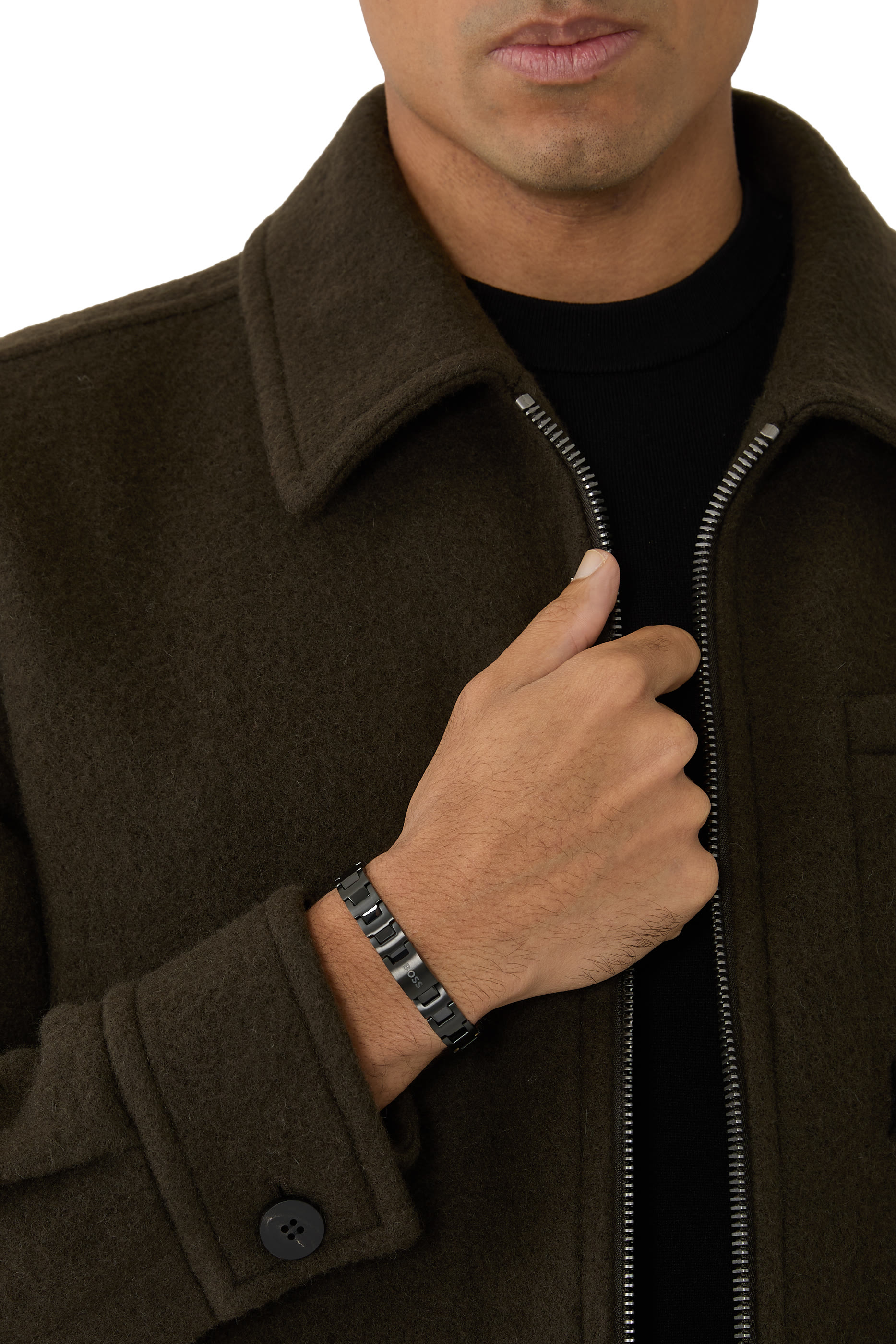 سوار بتصميم حلقات مطلي باللون الأسود مع إغلاق بشعار الماركة