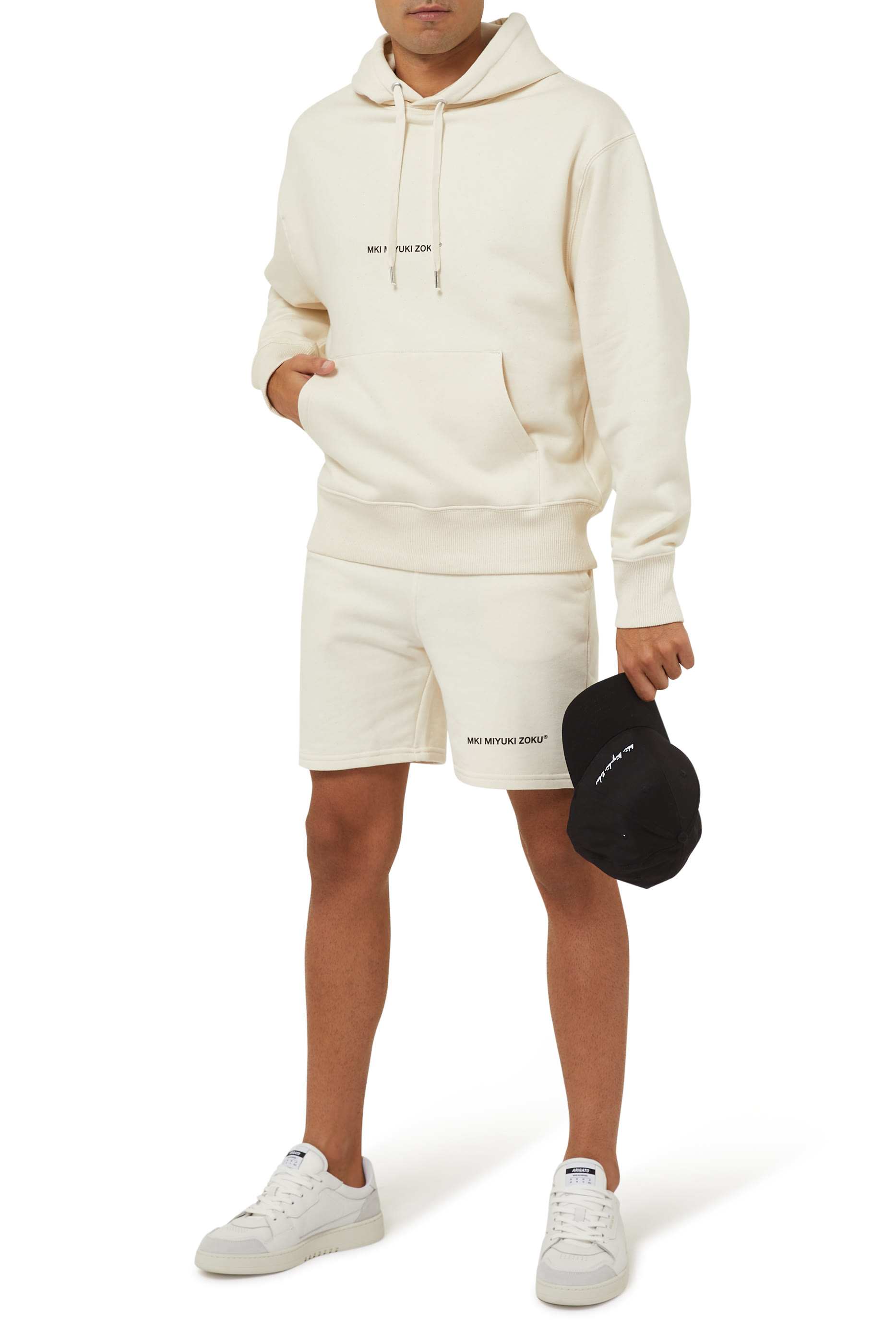 كنزة بغطاء رأس بشعار الماركة