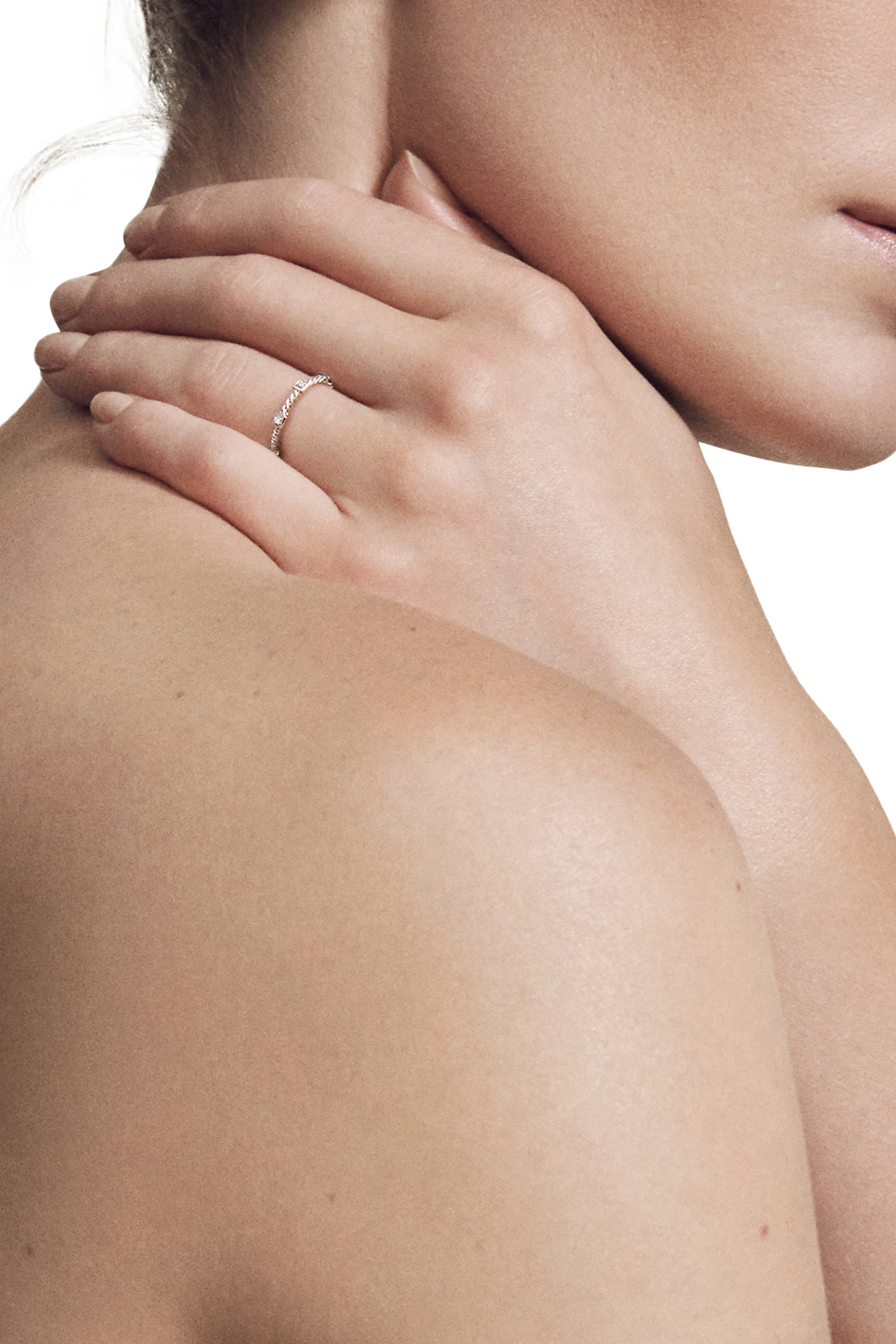 خاتم كابل كوليكتيبلز بتتصميم مكدس مرصع بالماس ذهب أبيض عيار 18