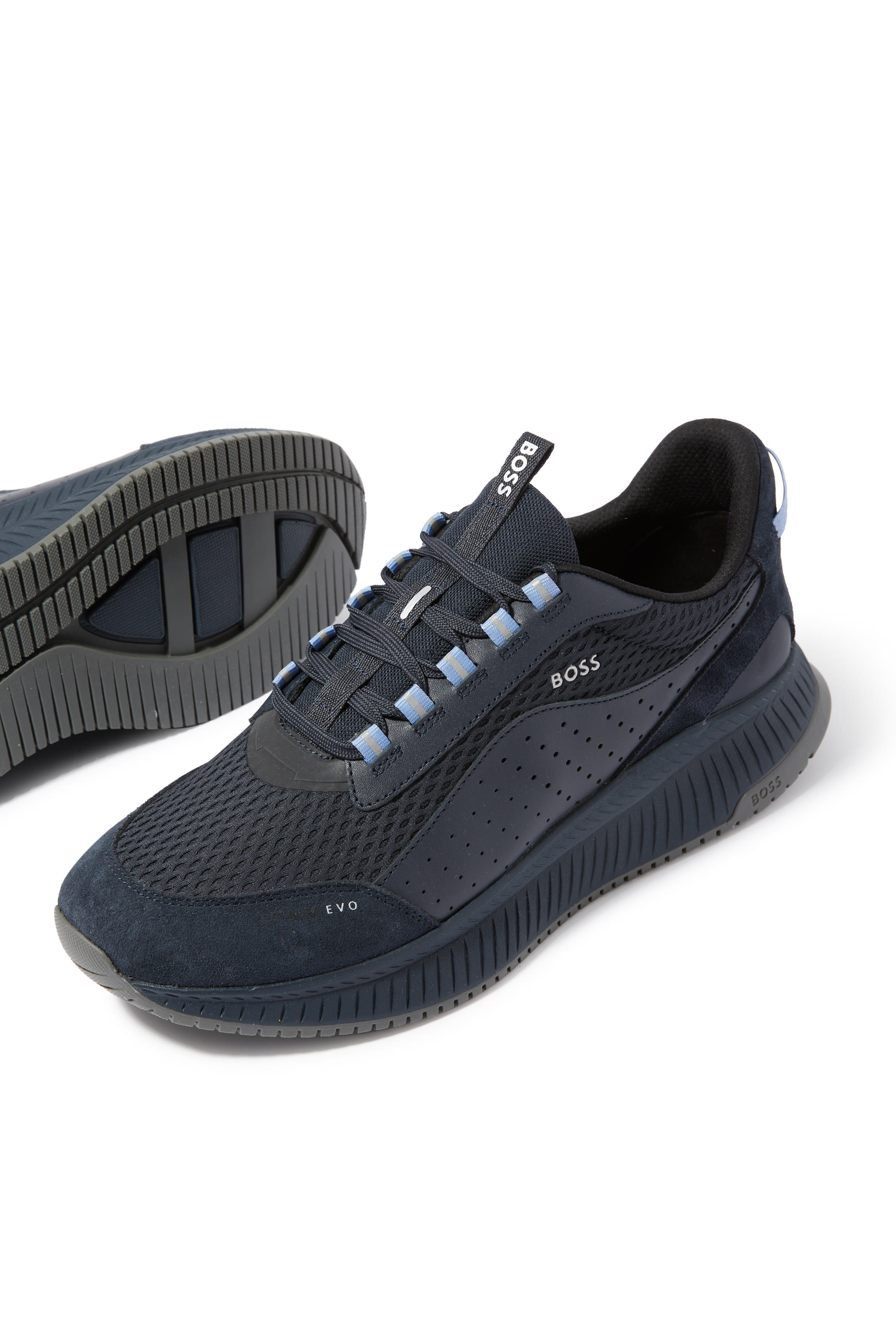 سنيكرز تي تي ان ام اي في او بجزء علوي منسوج