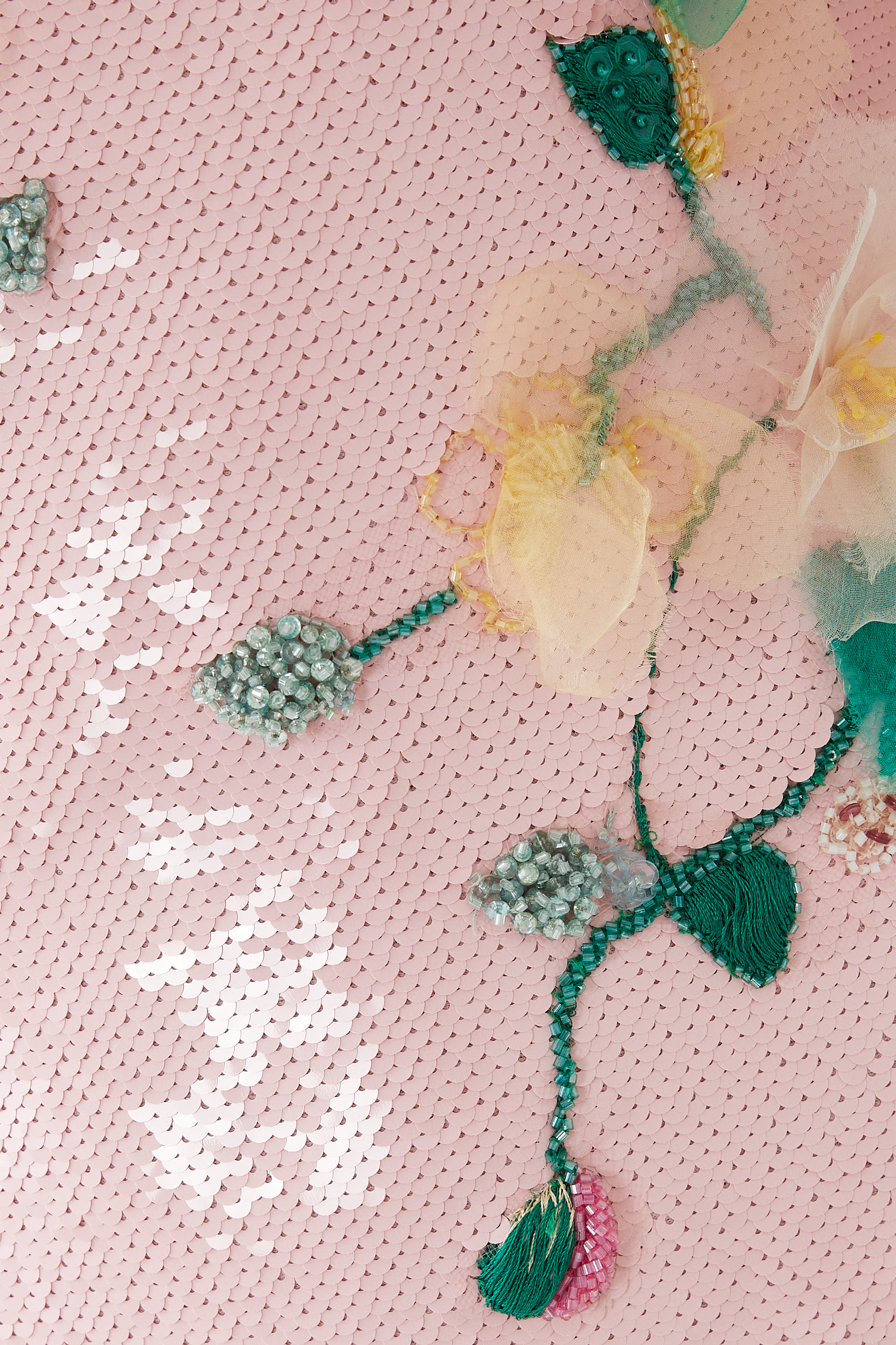 فستان سهرة بلا أكمام بقصة مستقيمة 