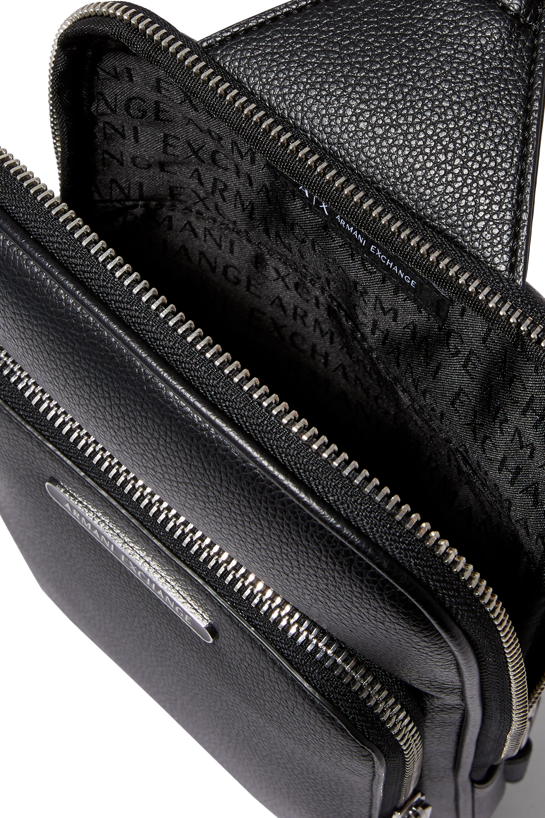 حقيبة ظهر بسحاب مزدوج وشعار الماركة