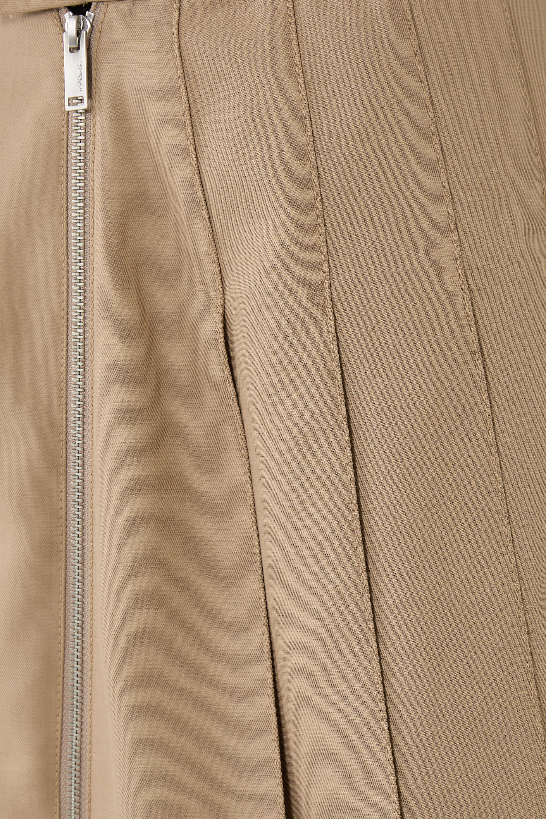 تنورة يوتيليتي بطيات وسحاب